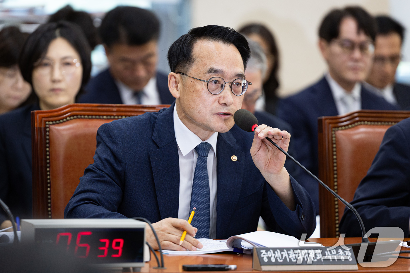 (서울=뉴스1) 유승관 기자 = 허철훈 중앙선거관리위원회 사무총장이 15일 서울 여의도 국회에서 열린 행정안전위원회의 중앙선거관리위원회 등에 대한 국정감사에서 의원 질의에 답하고 …