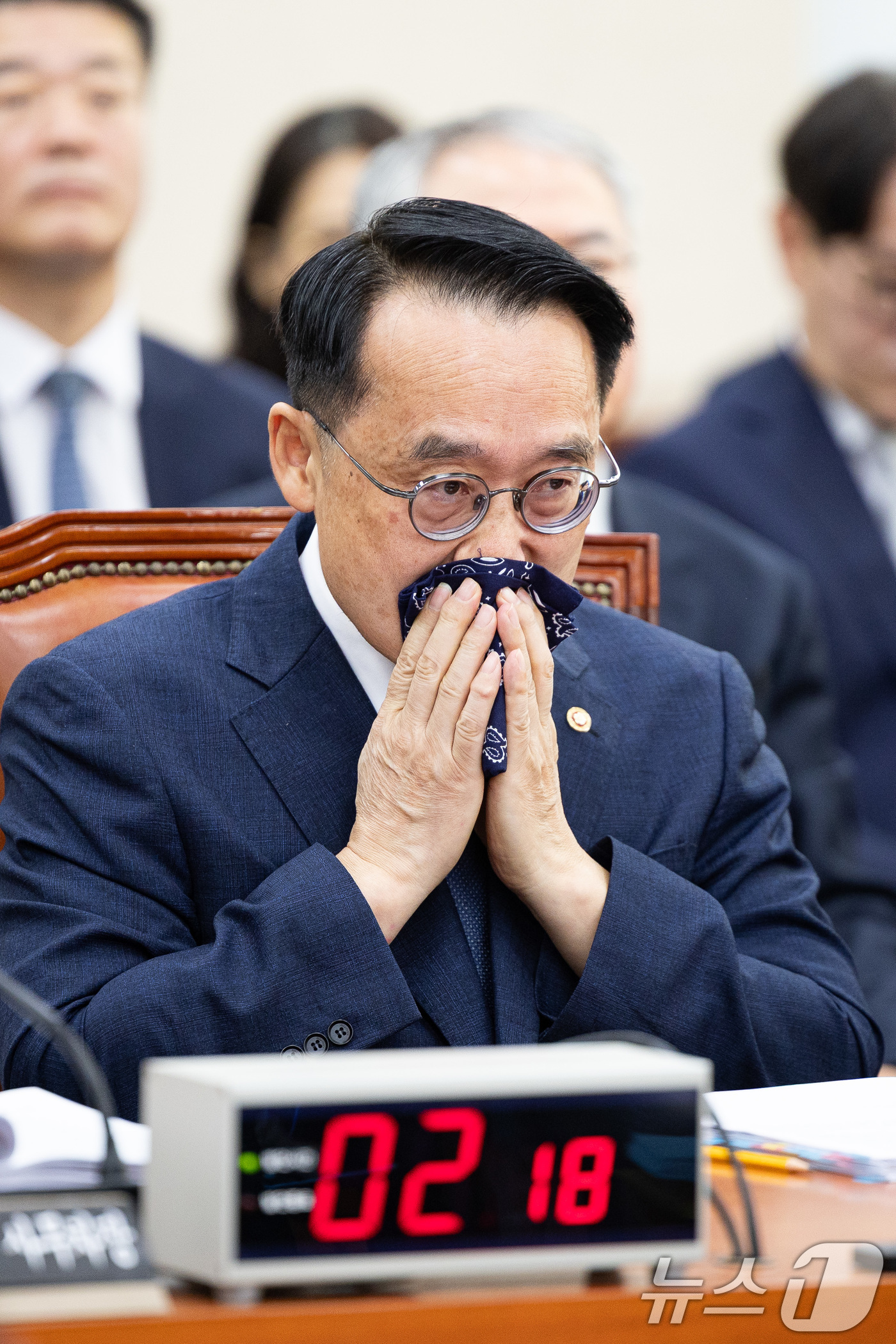 (서울=뉴스1) 유승관 기자 = 허철훈 중앙선거관리위원회 사무총장이 15일 서울 여의도 국회에서 열린 행정안전위원회의 중앙선거관리위원회 등에 대한 국정감사에서 입가를 닦고 있다. …