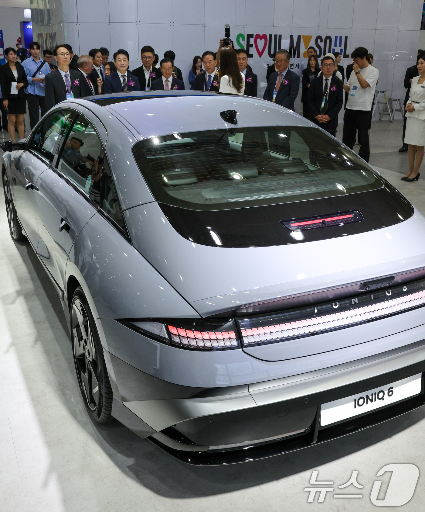 (서울=뉴스1) 안은나 기자 = 15일 서울 강남구 코엑스에서 열린 스마트 에너지 플러스(SMART ENERGY PLUS) 2025 현대자동차 부스에서 강호병 머니투데이 대표, 정 …