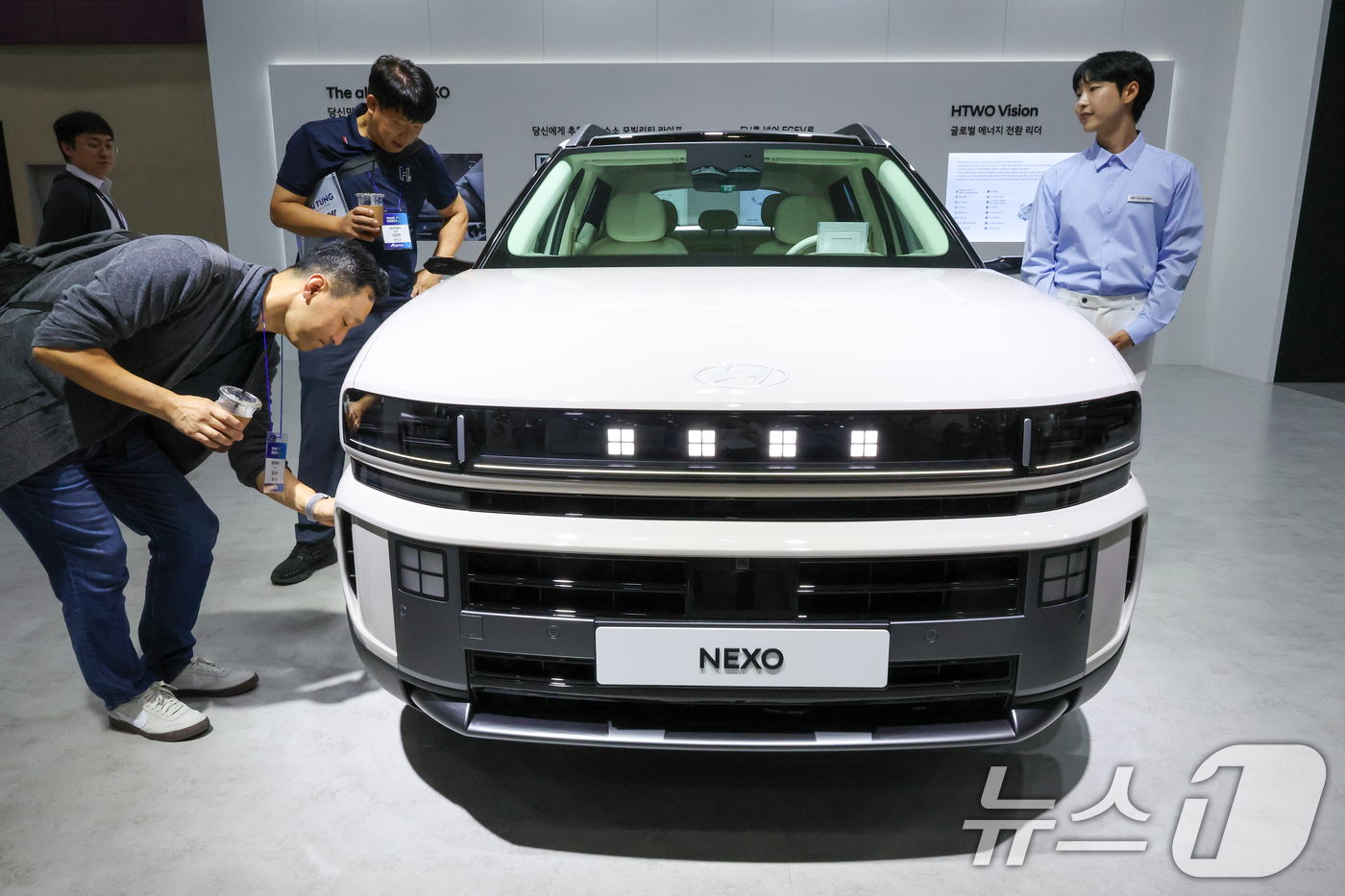(서울=뉴스1) 안은나 기자 = 15일 서울 강남구 코엑스에서 열린 스마트 에너지 플러스(SMART ENERGY PLUS) 2025 현대자동차 부스에서 참관객들이 수소차 넥소를 살 …