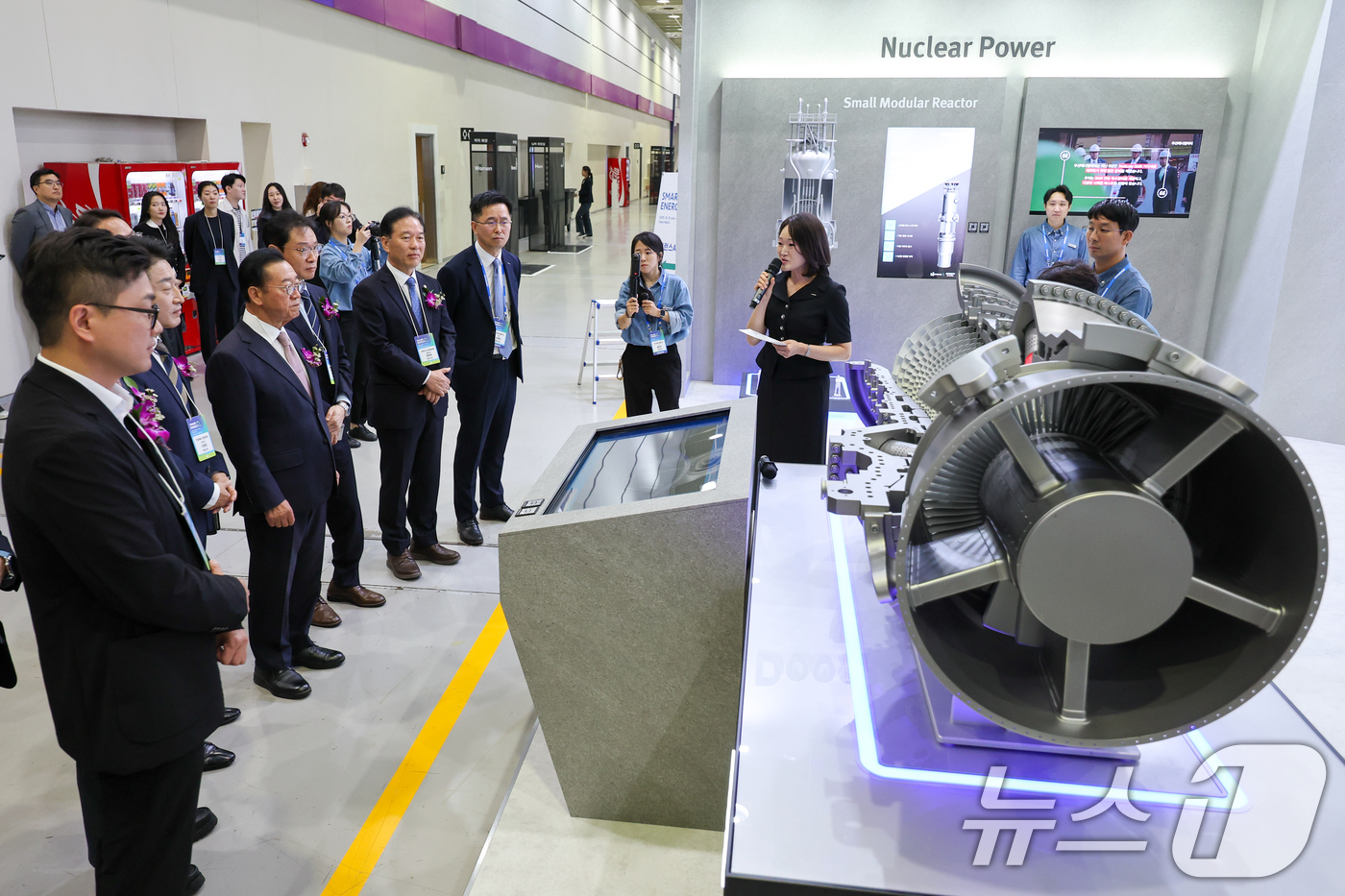 (서울=뉴스1) 안은나 기자 = 15일 서울 강남구 코엑스에서 열린 스마트 에너지 플러스(SMART ENERGY PLUS) 2025 두산 부스에서 강호병 머니투데이 대표이사, 이규 …