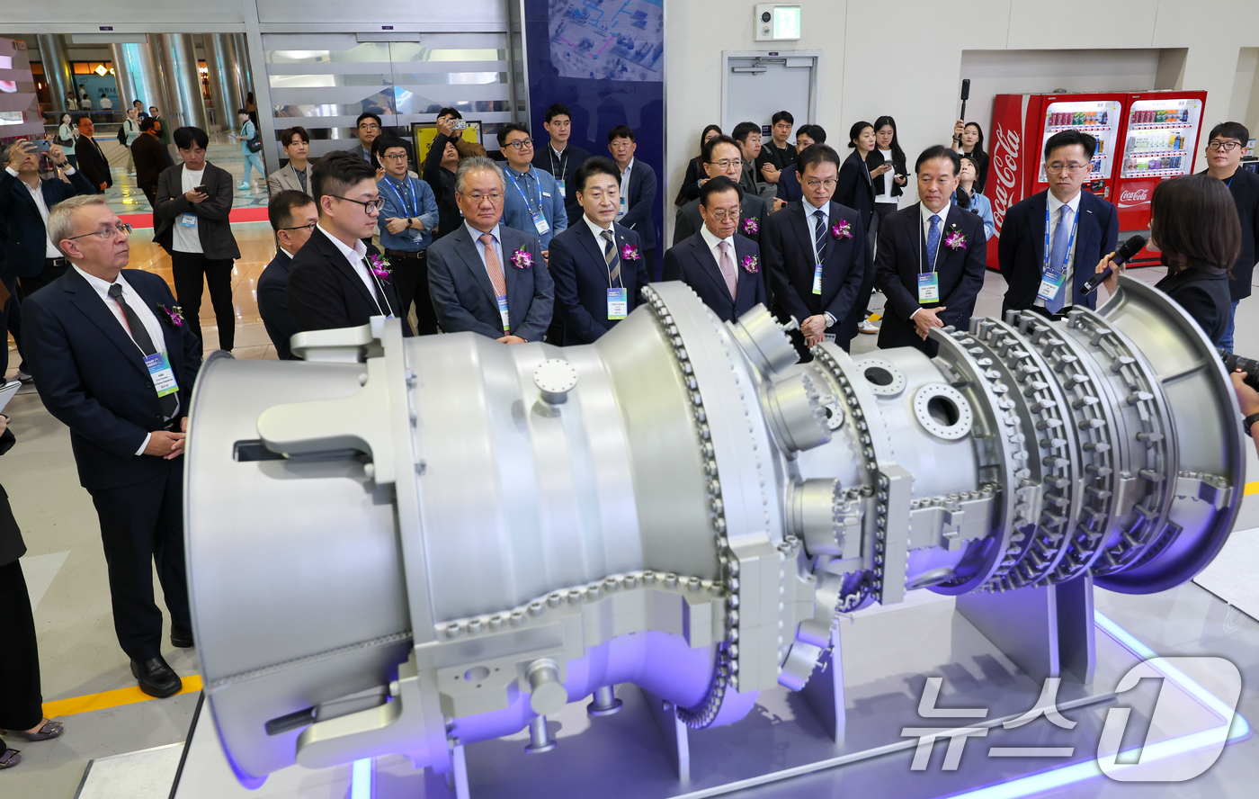 (서울=뉴스1) 안은나 기자 = 15일 서울 강남구 코엑스에서 열린 스마트 에너지 플러스(SMART ENERGY PLUS) 2025 두산 부스에서 강호병 머니투데이 대표이사, 이규 …