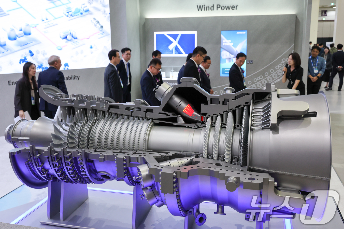 (서울=뉴스1) 안은나 기자 = 15일 서울 강남구 코엑스에서 열린 스마트 에너지 플러스(SMART ENERGY PLUS) 2025 두산 부스에 수소터빈 모형이 진열돼 있다.국회수 …