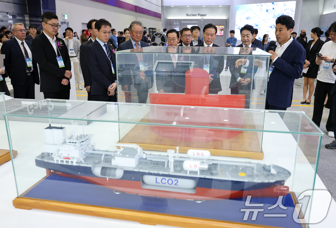 (서울=뉴스1) 안은나 기자 = 15일 서울 강남구 코엑스에서 열린 스마트 에너지 플러스(SMART ENERGY PLUS) 2025 포스코 부스에서 강호병 머니투데이 대표이사, 이 …