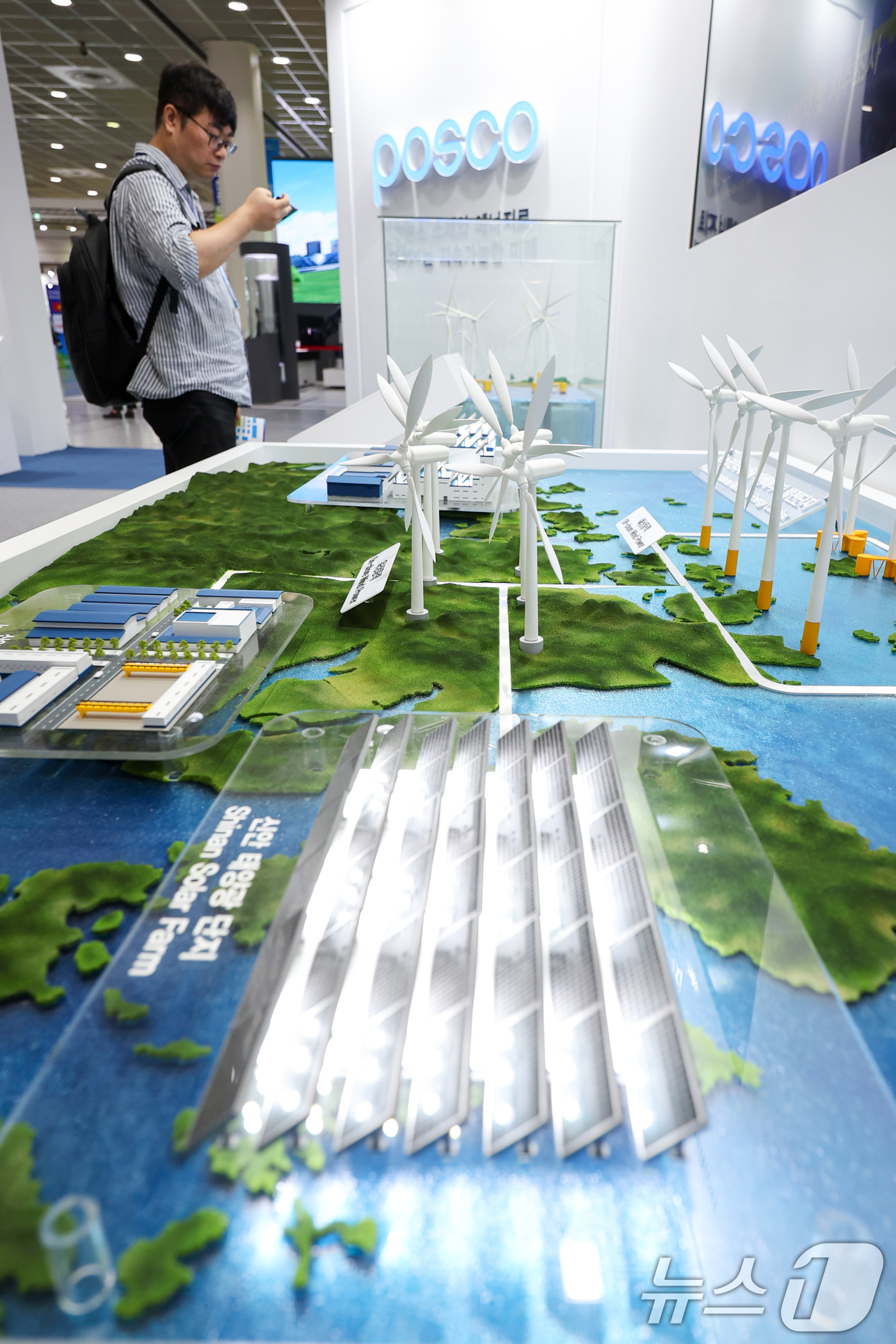 (서울=뉴스1) 안은나 기자 = 15일 서울 강남구 코엑스에서 열린 스마트 에너지 플러스(SMART ENERGY PLUS) 2025 포스코 부스에 포스코인터내셔널 재생에너지 발전단 …