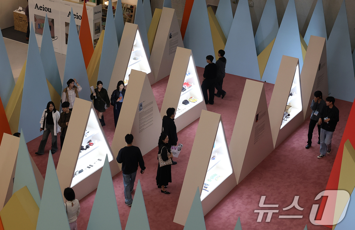 (서울=뉴스1) 오대일 기자 = 15일 서울 동대문구 동대문디자인플라자(DDP)에서 막을 올린 '서울디자인위크 2025’에서 방문객들이 전시 부스를 관람하고 있다. '디자인, 디자 …