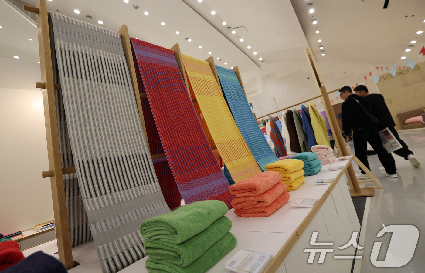 (서울=뉴스1) 오대일 기자 = 15일 서울 동대문구 동대문디자인플라자(DDP)에서 막을 올린 '서울디자인위크 2025’에서 방문객들이 전시 부스를 관람하고 있다. '디자인, 디자 …