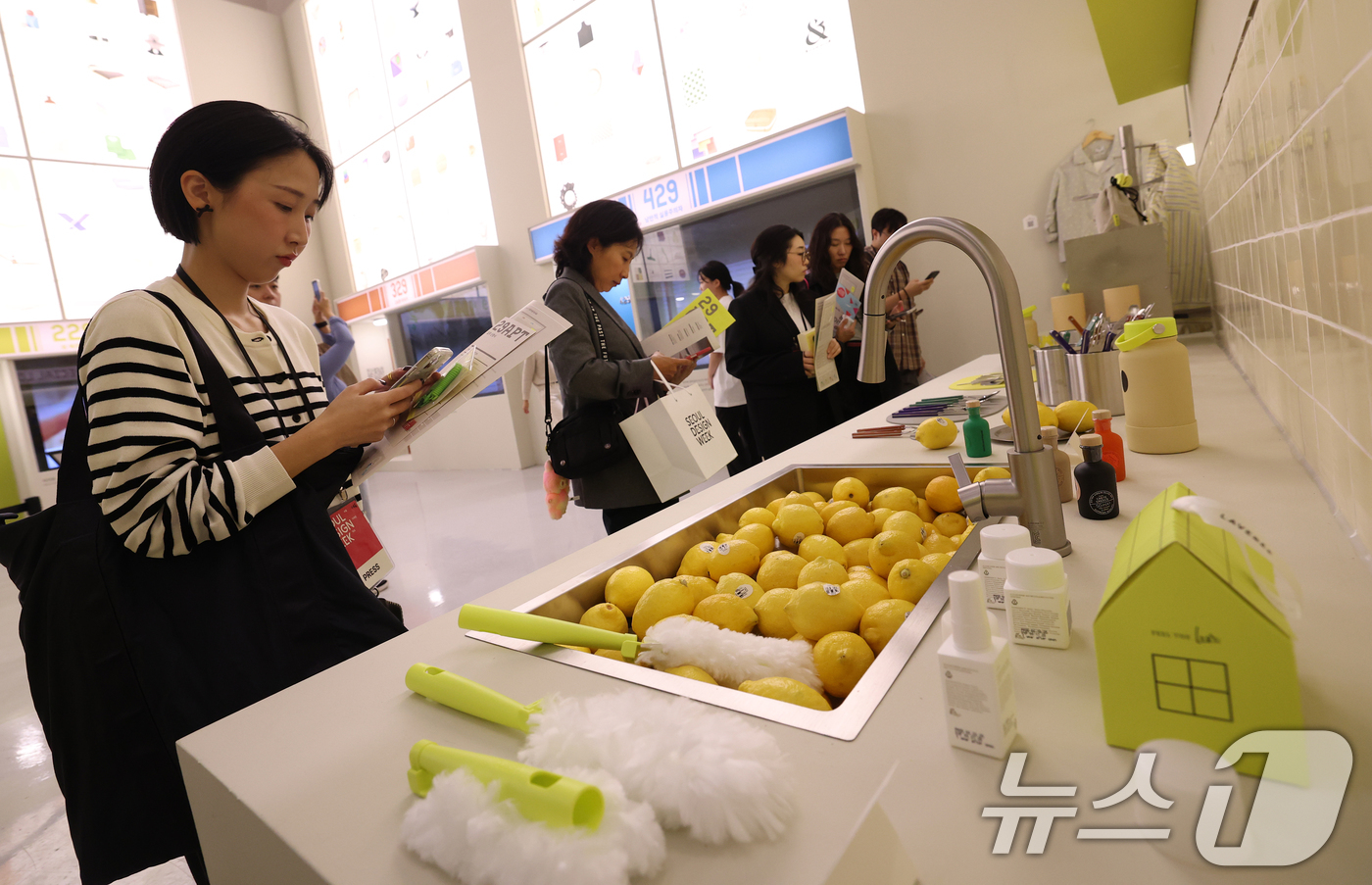 (서울=뉴스1) 오대일 기자 = 15일 서울 동대문구 동대문디자인플라자(DDP)에서 열린 '서울디자인위크 2025’에서 방문객들이 무신사 부스를 관람하고 있다. '디자인, 디자이너 …