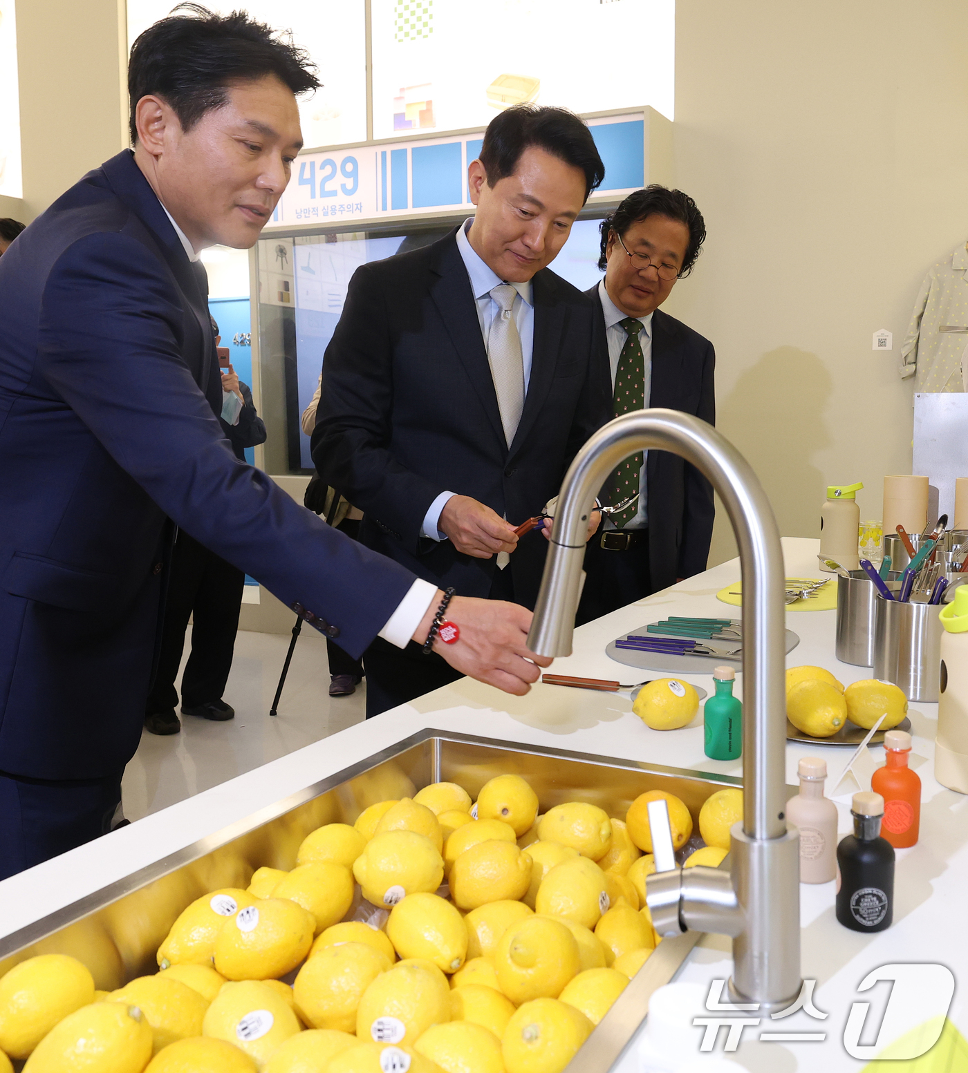 (서울=뉴스1) 오대일 기자 = 오세훈 서울시장이 15일 서울 동대문구 동대문디자인플라자(DDP)에서 열린 '서울디자인위크 2025’에서 무신사 부스를 관람하고 있다. '디자인, …