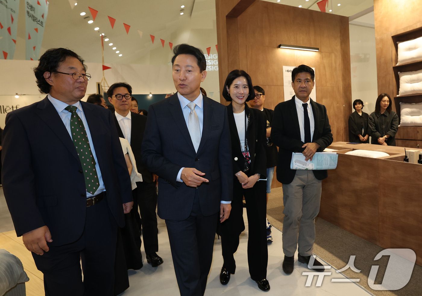 (서울=뉴스1) 오대일 기자 = 오세훈 서울시장이 15일 서울 동대문구 동대문디자인플라자(DDP)에서 열린 '서울디자인위크 2025’에서 차강희 서울디자인재단 대표 등 내빈들과 전 …