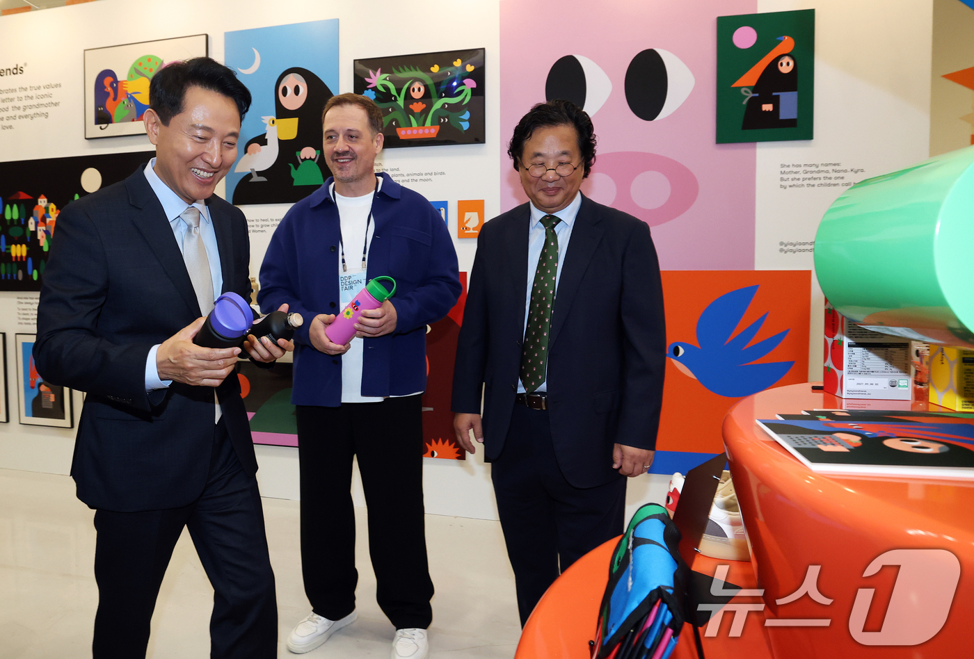 (서울=뉴스1) 오대일 기자 = 오세훈 서울시장이 15일 서울 동대문구 동대문디자인플라자(DDP)에서 열린 '서울디자인위크 2025’에서 ‘이야이야앤프렌즈’ 부스를 관람하고 있다. …