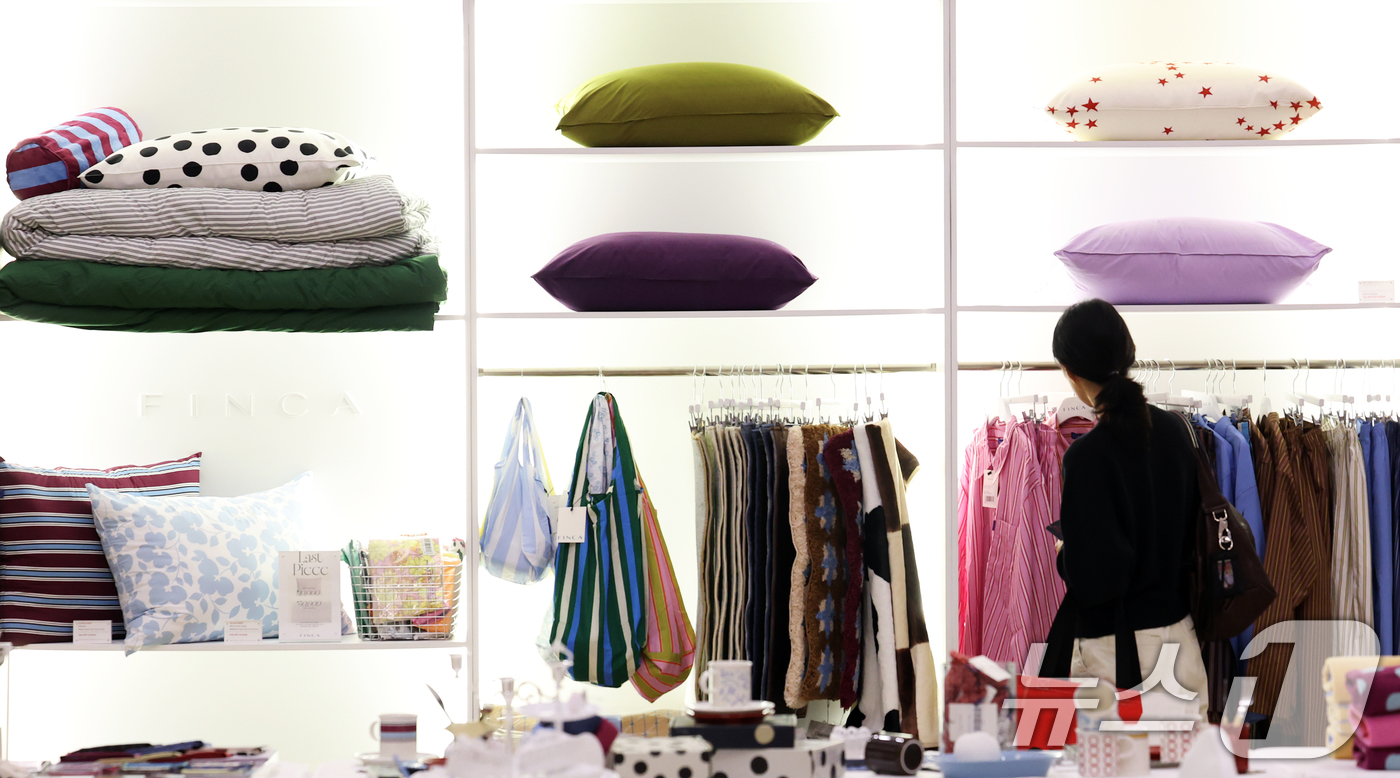 (서울=뉴스1) 오대일 기자 = 15일 서울 동대문구 동대문디자인플라자(DDP)에서 막을 올린 '서울디자인위크 2025’에서 방문객들이 전시 부스를 관람하고 있다. '디자인, 디자 …