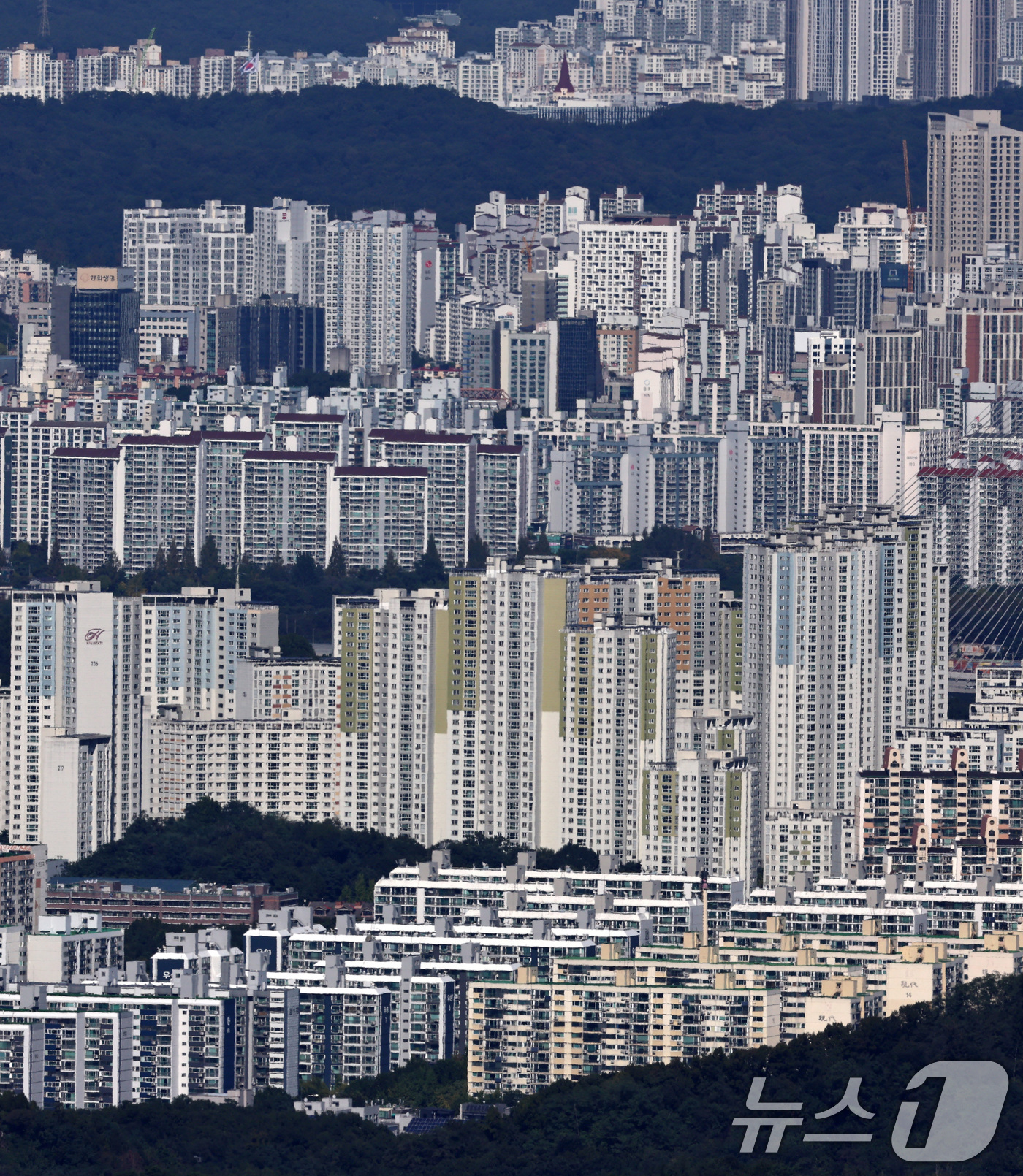 (서울=뉴스1) 구윤성 기자 = 15일 경기 광주시 남한산성에서 내려다본 서울의 아파트 단지 모습.이날 정부는 기존 강남구·서초구·송파구·용산구 4개 자치구의 규제 지정은 유지하면 …