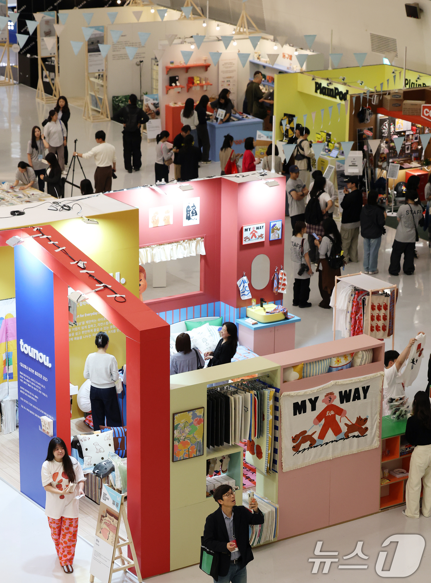 (서울=뉴스1) 오대일 기자 = 15일 서울 동대문구 동대문디자인플라자(DDP)에서 막을 올린 '서울디자인위크 2025’에서 방문객들이 전시 부스를 관람하고 있다. '디자인, 디자 …