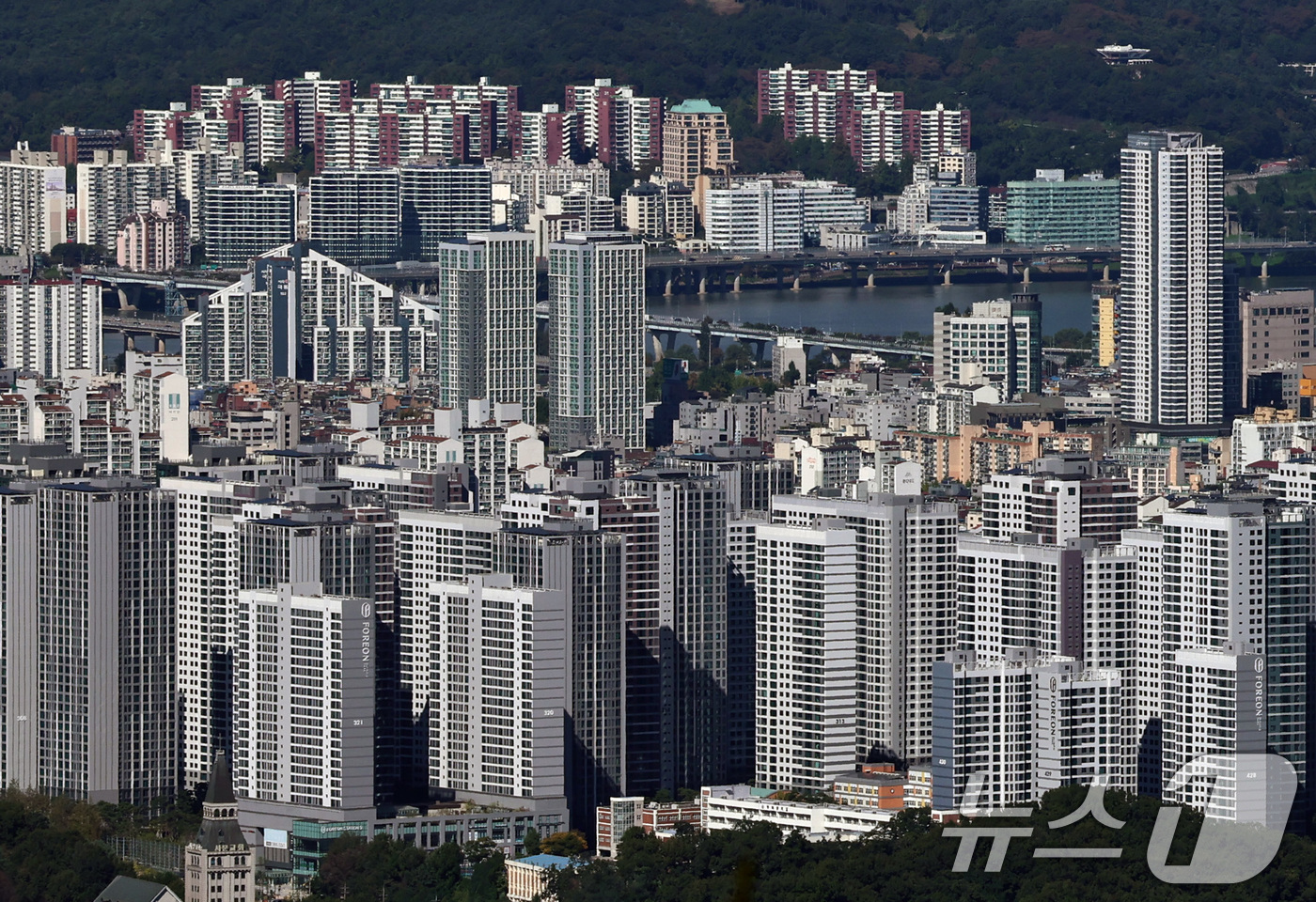 (서울=뉴스1) 구윤성 기자 = 15일 경기 광주시 남한산성에서 내려다본 서울의 아파트 단지 모습.이날 정부는 기존 강남구·서초구·송파구·용산구 4개 자치구의 규제 지정은 유지하면 …
