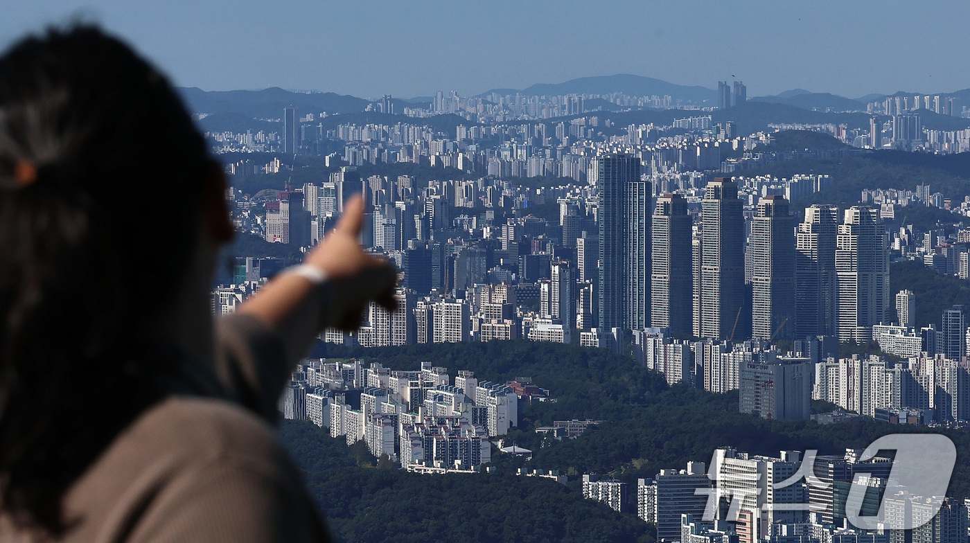 (서울=뉴스1) 구윤성 기자 = 15일 경기 광주시 남한산성에서 내려다본 서울의 아파트 단지 모습.이날 정부는 기존 강남구·서초구·송파구·용산구 4개 자치구의 규제 지정은 유지하면 …