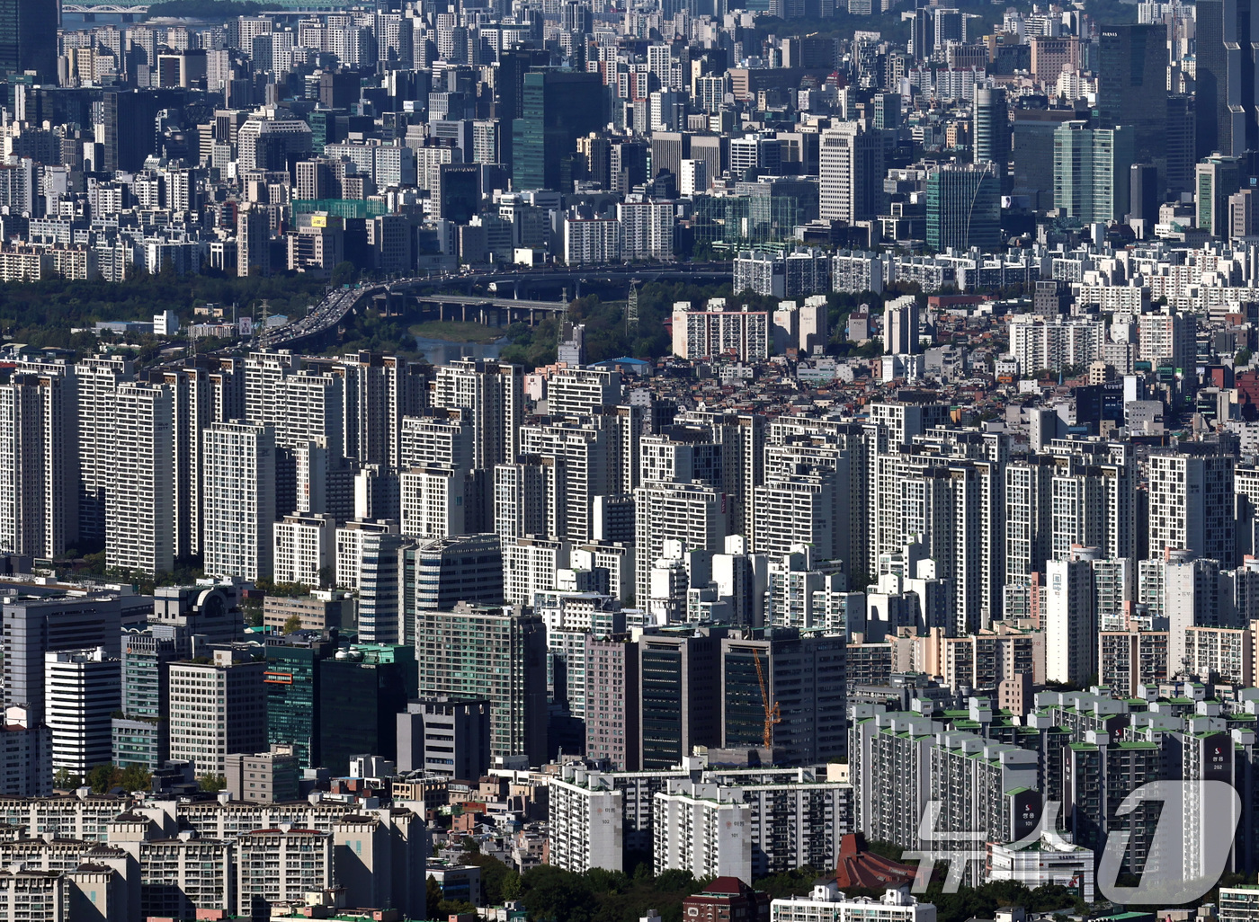 (서울=뉴스1) 구윤성 기자 = 15일 경기 광주시 남한산성에서 내려다본 서울의 아파트 단지 모습.이날 정부는 기존 강남구·서초구·송파구·용산구 4개 자치구의 규제 지정은 유지하면 …