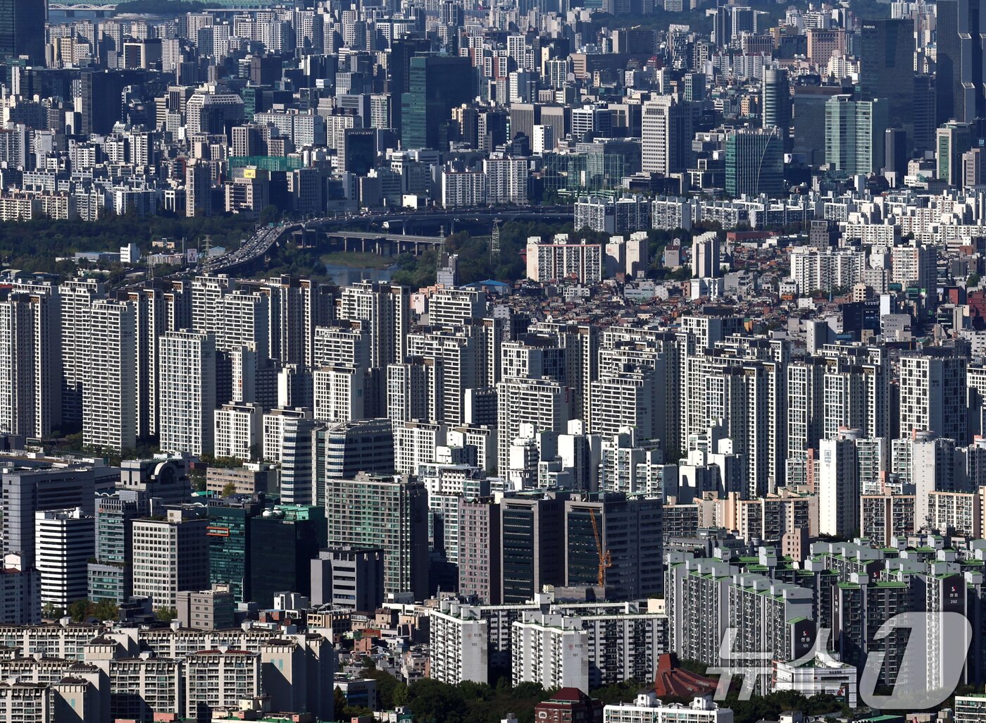 본문 이미지 - 서울의 아파트 단지 모습. 2025.10.15/뉴스1 ⓒ News1 구윤성 기자