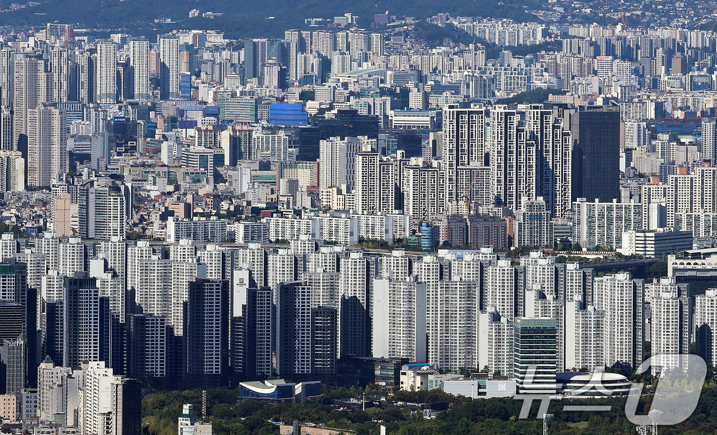 (서울=뉴스1) 구윤성 기자 = 15일 경기 광주시 남한산성에서 내려다본 서울의 아파트 단지 모습.이날 정부는 기존 강남구·서초구·송파구·용산구 4개 자치구의 규제 지정은 유지하면 …