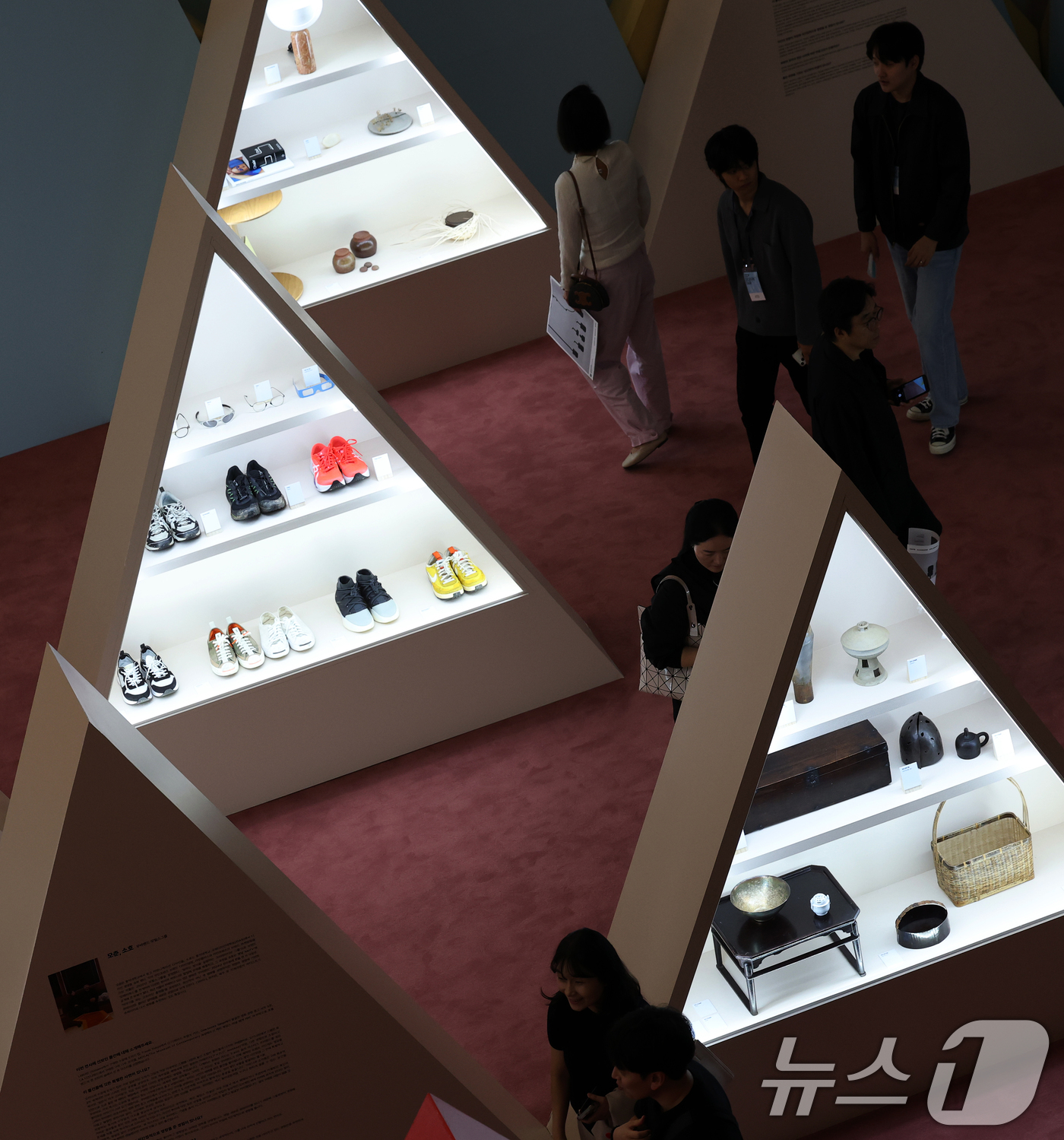 (서울=뉴스1) 오대일 기자 = 15일 서울 동대문구 동대문디자인플라자(DDP)에서 막을 올린 '서울디자인위크 2025’에서 방문객들이 전시물을 관람하고 있다. '디자인, 디자이너 …