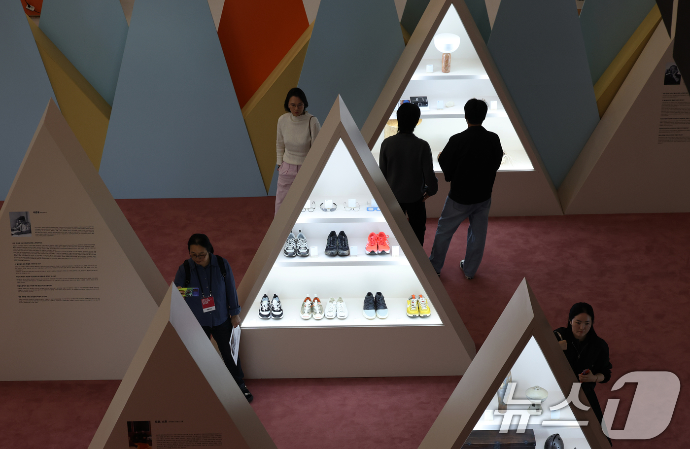 (서울=뉴스1) 오대일 기자 = 15일 서울 동대문구 동대문디자인플라자(DDP)에서 막을 올린 '서울디자인위크 2025’에서 방문객들이 전시물을 관람하고 있다. '디자인, 디자이너 …