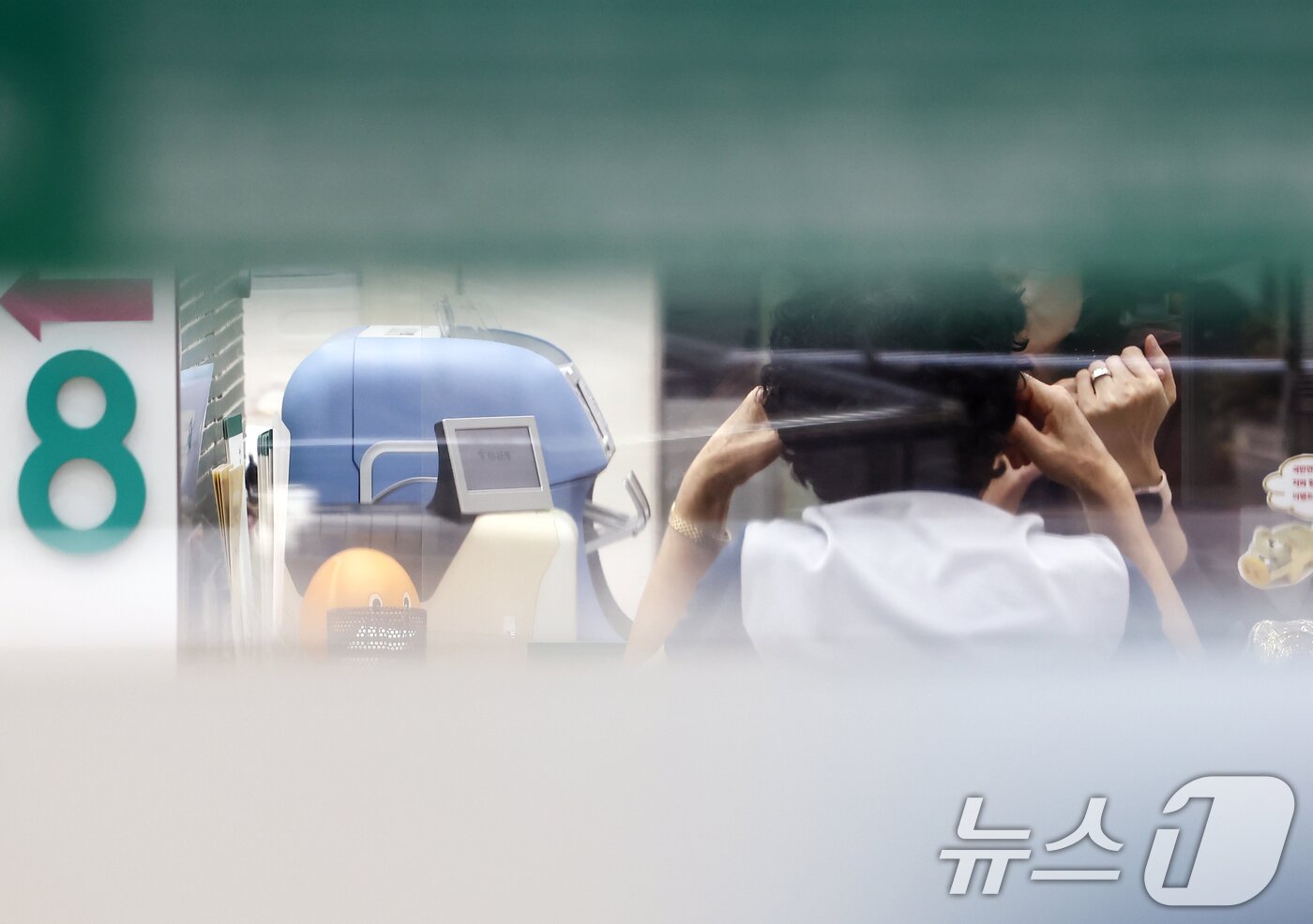 본문 이미지 - 3차 부동산 대책이 발표된 15일 오후 서울 시내의 한 은행에서 시민들이 상담을 받고 있다.  2025.10.15/뉴스1 ⓒ News1 김민지 기자