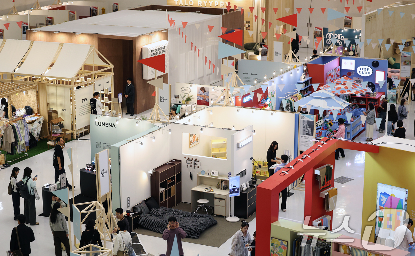 (서울=뉴스1) 오대일 기자 = 15일 서울 동대문구 동대문디자인플라자(DDP)에서 막을 올린 '서울디자인위크 2025’에서 방문객들이 전시 부스를 관람하고 있다. '디자인, 디자 …