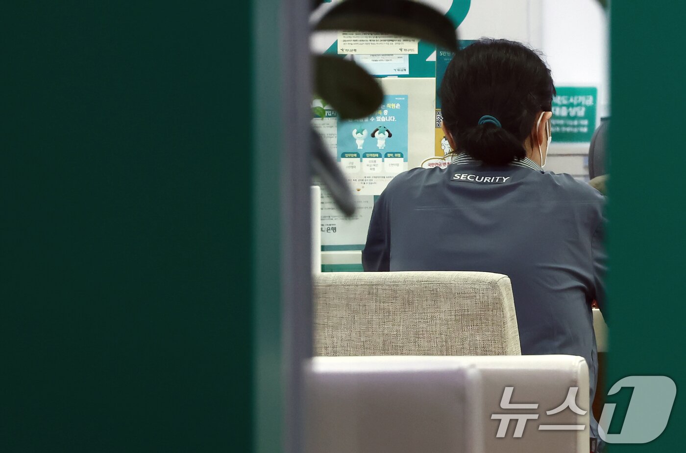 본문 이미지 - 3차 부동산 대책이 발표된 15일 오후 서울 시내의 한 은행에서 시민들이 상담을 받고 있다. 2025.10.15/뉴스1 ⓒ News1 김민지 기자