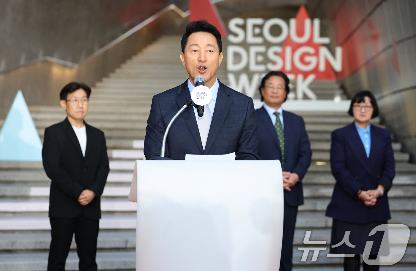 (서울=뉴스1) 오대일 기자 = 오세훈 서울시장이 15일 서울 동대문구 동대문디자인플라자(DDP)에서 열린 '서울디자인위크 2025’ 개막식에서 축사를 하고 있다. '디자인, 디자 …