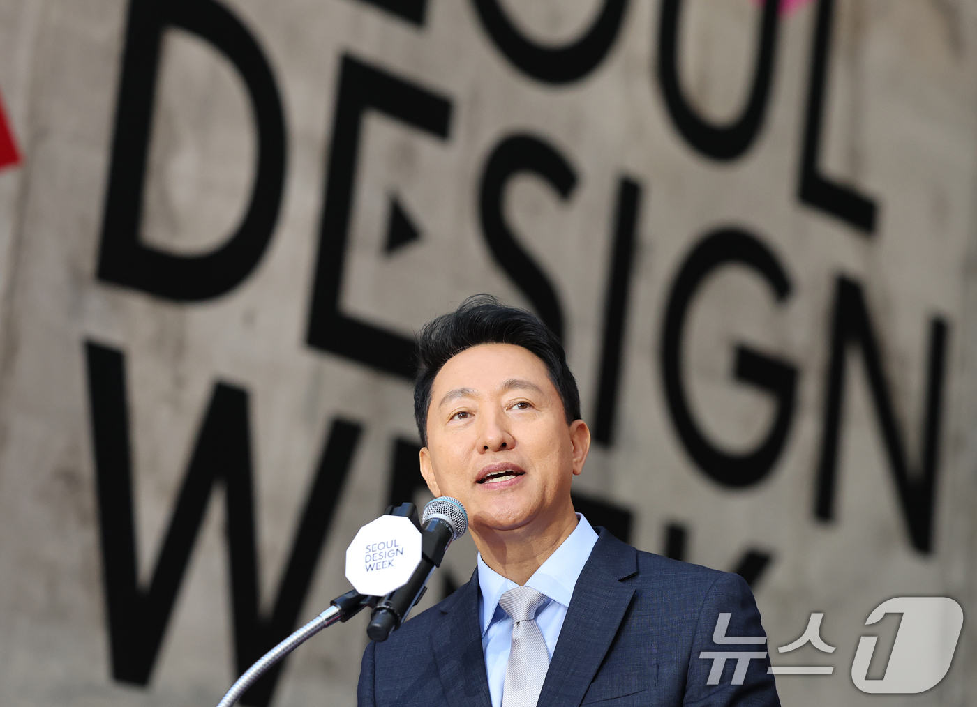 (서울=뉴스1) 오대일 기자 = 오세훈 서울시장이 15일 서울 동대문구 동대문디자인플라자(DDP)에서 열린 '서울디자인위크 2025’ 개막식에서 축사를 하고 있다. '디자인, 디자 …