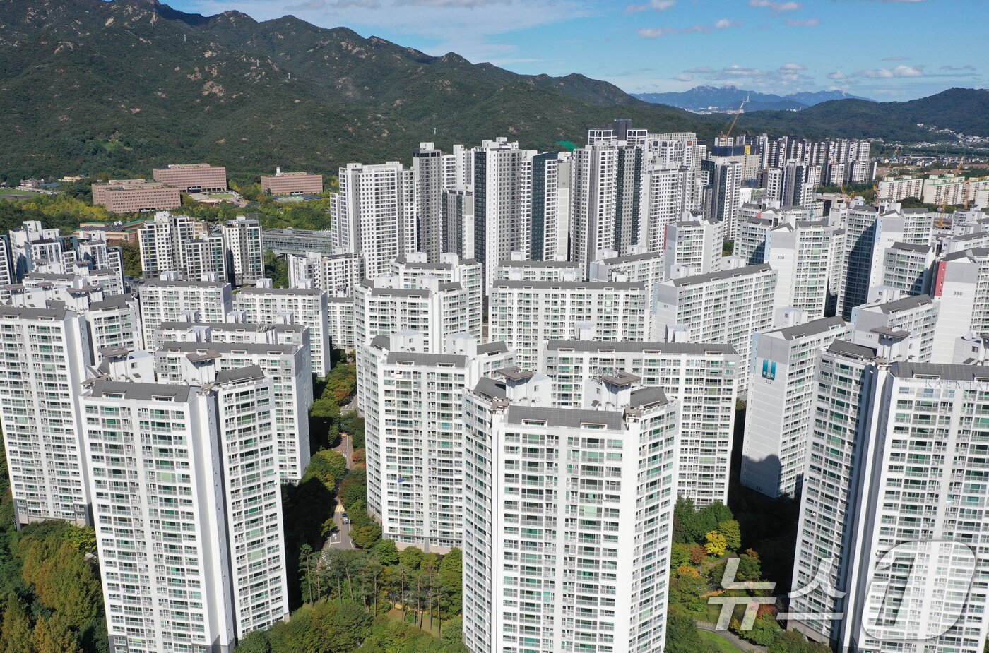 본문 이미지 -  사진은 조정대상지역·투기과열지구에 포함된 경기 과천시 아파트 단지들의 모습. /뉴스1 ⓒ News1 김영운 기자