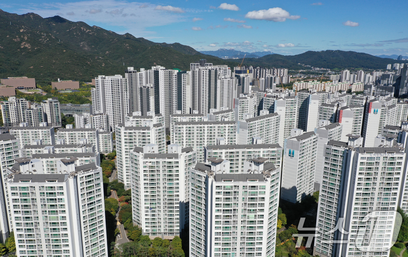 (과천=뉴스1) 김영운 기자 = 정부가 15일 '주택시장 안정화 대책'을 발표했다. 이에 따라 조정대상지역·투기과열지구는 기존 강남 3구와 용산구 지정은 유지하고, 그 외 서울 2 …