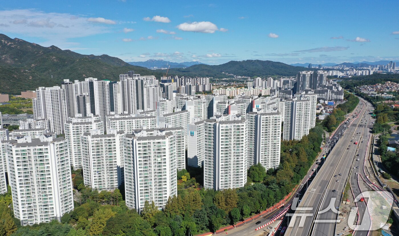 본문 이미지 - 정부가 15일 &#39;주택시장 안정화 대책&#39;을 발표했다. 사진은 이날 조정대상지역·투기과열지구에 포함된 경기 과천시 아파트 단지들의 모습. 2025.10.15/뉴스1 ⓒ News1 김영운 기자