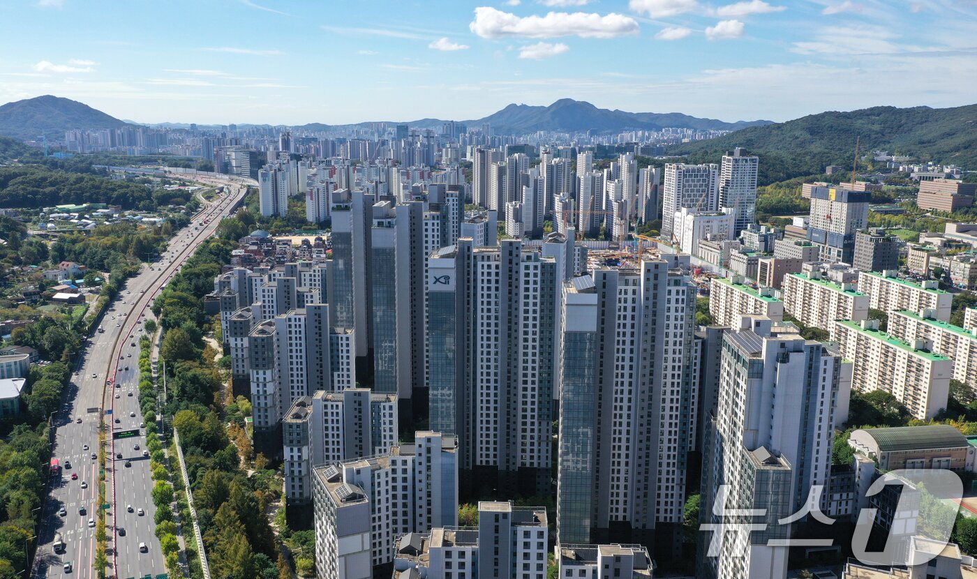 본문 이미지 -  경기 과천시 아파트 단지들의 모습. (자료사진) ⓒ 뉴스1 김영운 기자