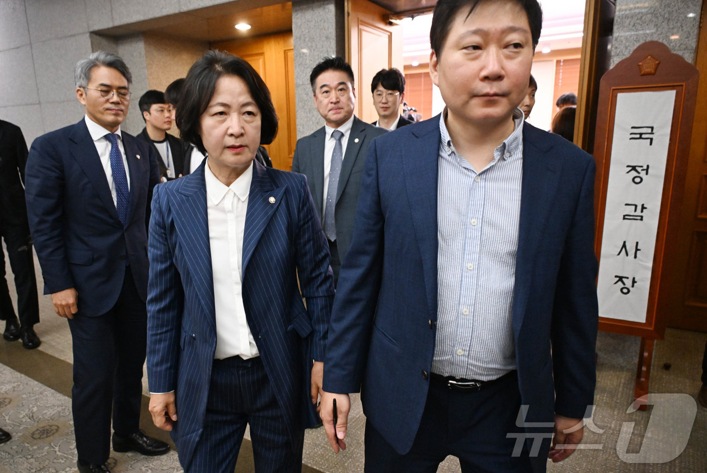 (서울=뉴스1) 국회사진기자단 = 15일 서초구 대법원에서 열린 국회 법제사법위원회 '현장 국정감사'에 앞서 열린 전체회의에서 추미애 위원장이  대법원장의 대선 개입 의혹과 관련해 …