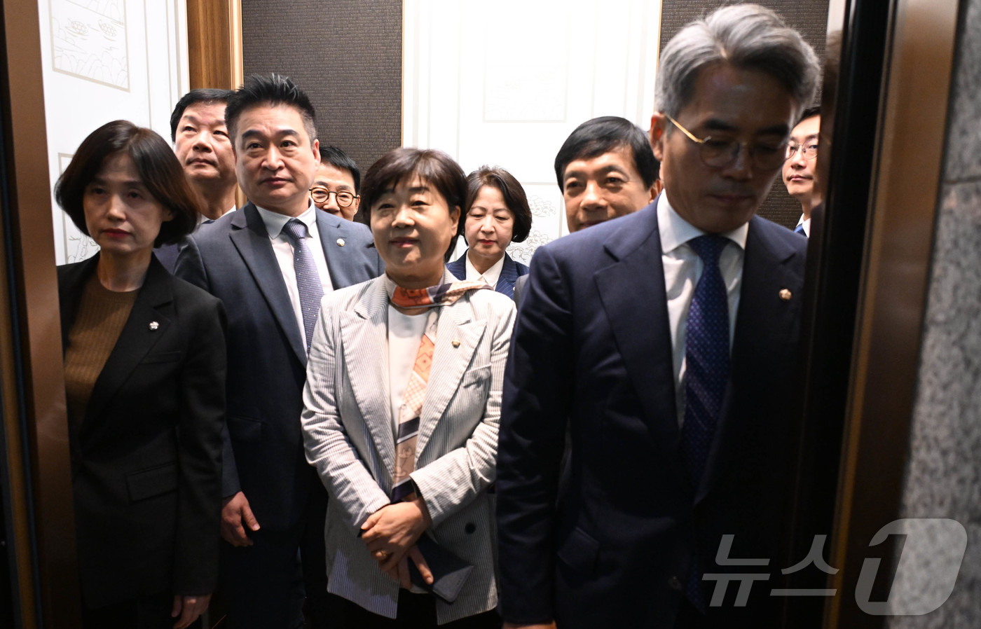 (서울=뉴스1) 국회사진기자단 = 15일 서초구 대법원에서 열린 국회 법제사법위원회 '현장 국정감사'에 앞서 열린 전체회의에서 추미애 위원장이  대법원장의 대선 개입 의혹과 관련해 …