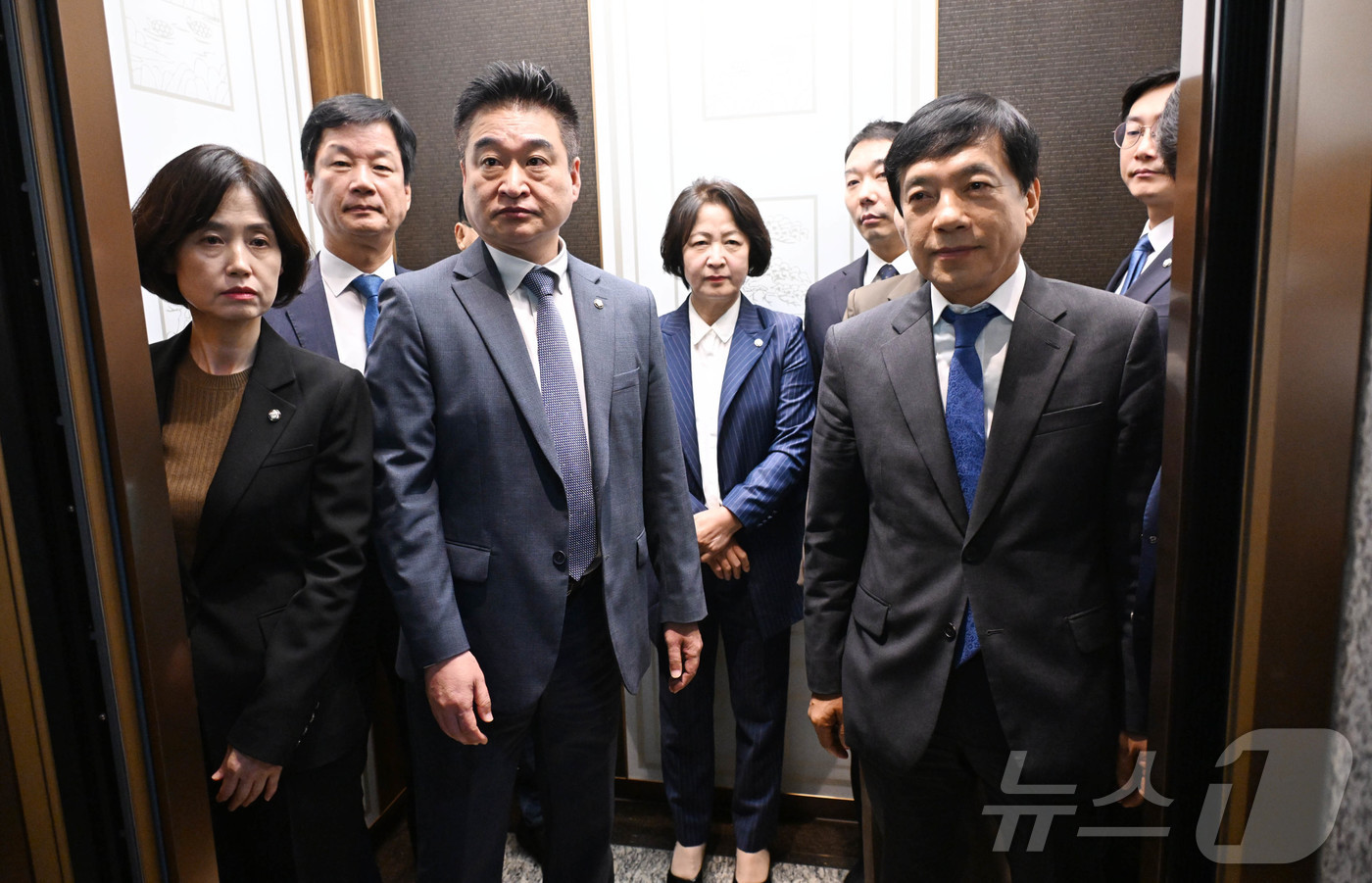 (서울=뉴스1) 국회사진기자단 = 15일 서초구 대법원에서 열린 국회 법제사법위원회 '현장 국정감사'에 앞서 열린 전체회의에서 추미애 위원장이  대법원장의 대선 개입 의혹과 관련해 …