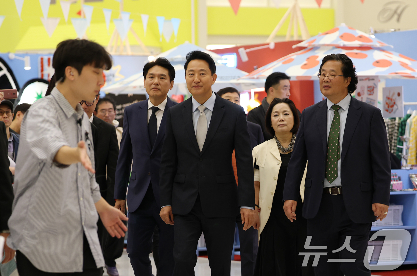 (서울=뉴스1) 오대일 기자 = 오세훈 서울시장이 15일 서울 동대문구 동대문디자인플라자(DDP)에서 열린 '서울디자인위크 2025’에서 차강희 서울디자인재단 대표 등 내빈들과 전 …