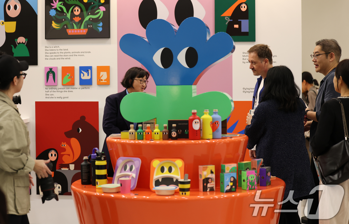 (서울=뉴스1) 오대일 기자 = 15일 서울 동대문구 동대문디자인플라자(DDP)에서 막을 올린 '서울디자인위크 2025’에서 방문객들이 전시 부스를 관람하고 있다. '디자인, 디자 …