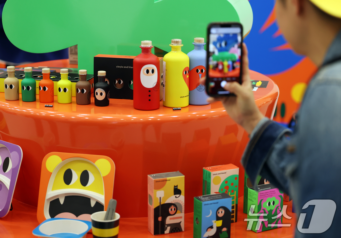 (서울=뉴스1) 오대일 기자 = 15일 서울 동대문구 동대문디자인플라자(DDP)에서 막을 올린 '서울디자인위크 2025’에서 방문객들이 전시 부스를 관람하고 있다. '디자인, 디자 …