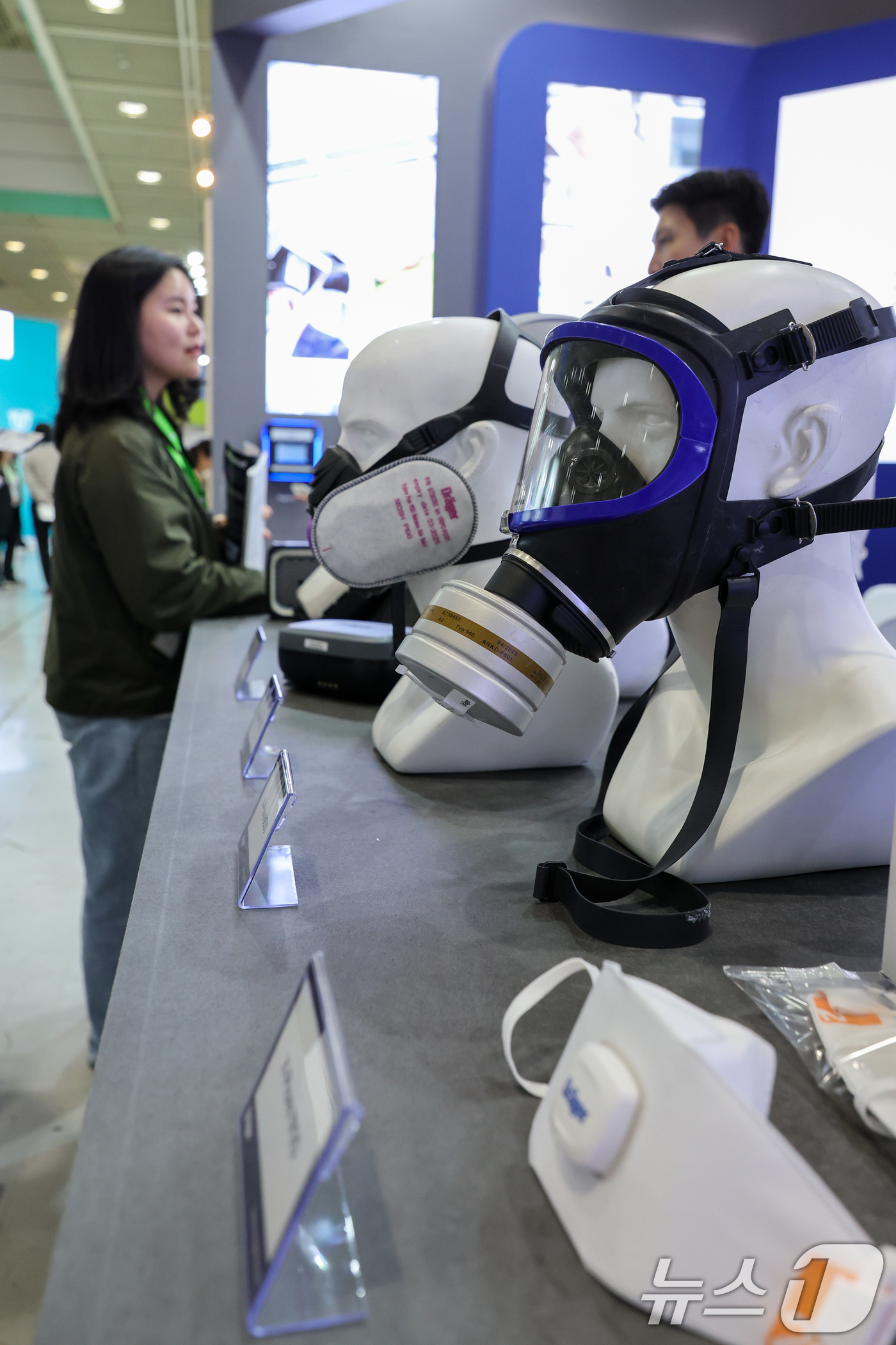 (서울=뉴스1) 안은나 기자 = 15일 서울 강남구 코엑스에서 열린 국내 최대 바이오산업 컨벤션 바이오플러스-인터펙스 코리아(BIX) 2025 드레가 부스에 각종 마스크가 진열돼 …