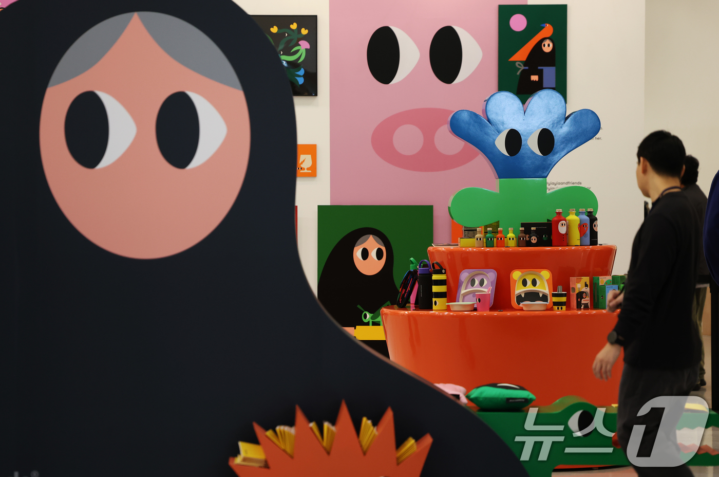 (서울=뉴스1) 오대일 기자 = 15일 서울 동대문구 동대문디자인플라자(DDP)에서 막을 올린 '서울디자인위크 2025’에서 방문객들이 전시 부스를 관람하고 있다. '디자인, 디자 …