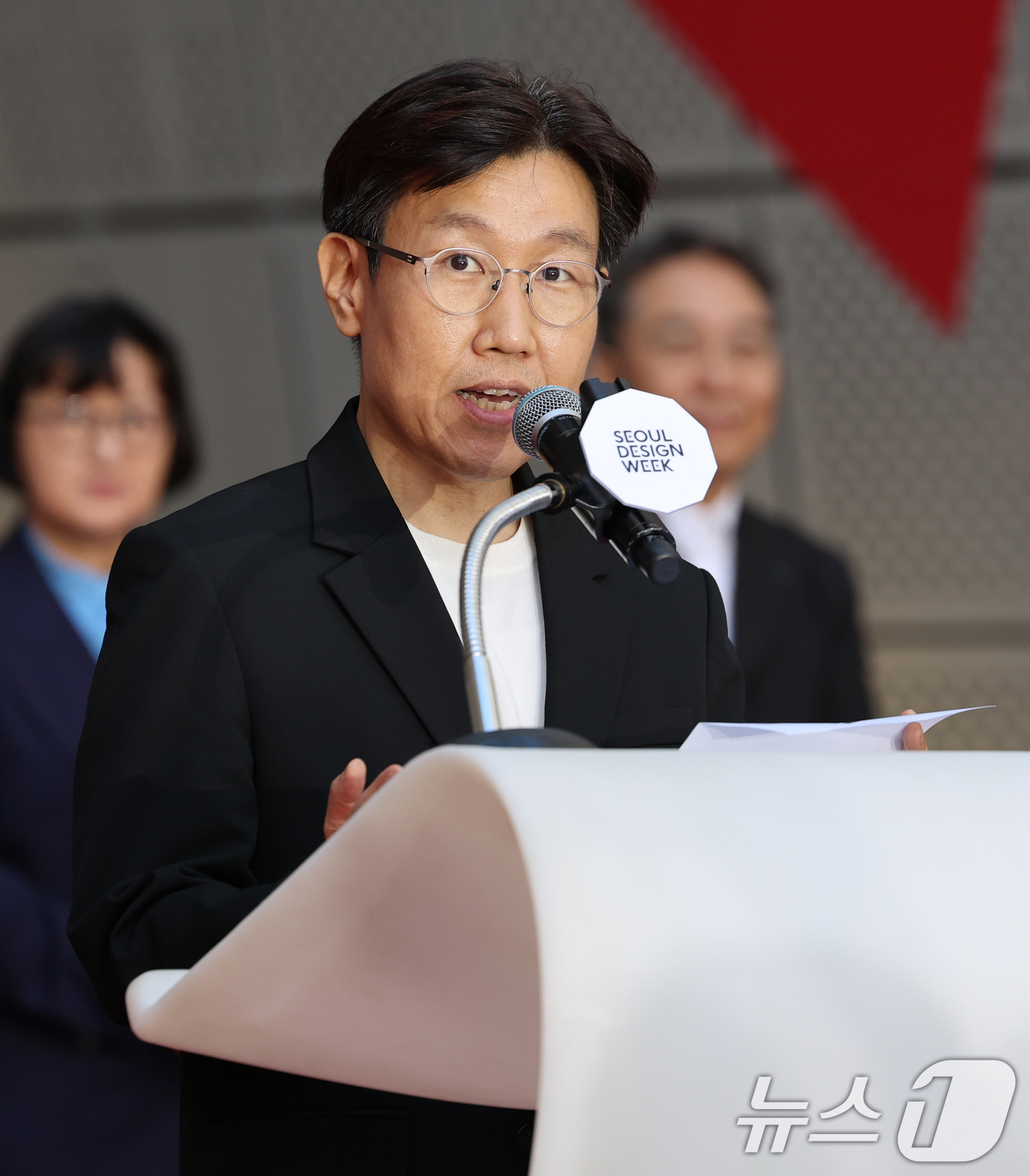 (서울=뉴스1) 오대일 기자 = 박준모 무신사 대표가 15일 서울 동대문구 동대문디자인플라자(DDP)에서 열린 '서울디자인위크 2025’ 개막식에서 축사를 하고 있다. '디자인, …