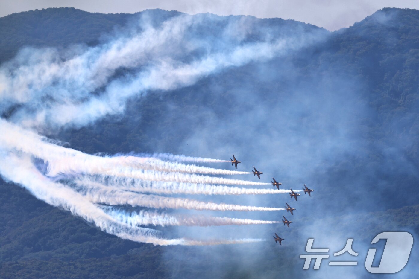 본문 이미지 - 공군 특수비행팀 블랙이글스 편대가 15일 경기 성남시 서울공항 일대에서 국제 항공우주 및 방위산업 전시회&#40;ADEX&#41;를 앞두고 에어쇼 사전연습 비행을 하고 있다. 2025.10.15/뉴스1 ⓒ News1 구윤성 기자