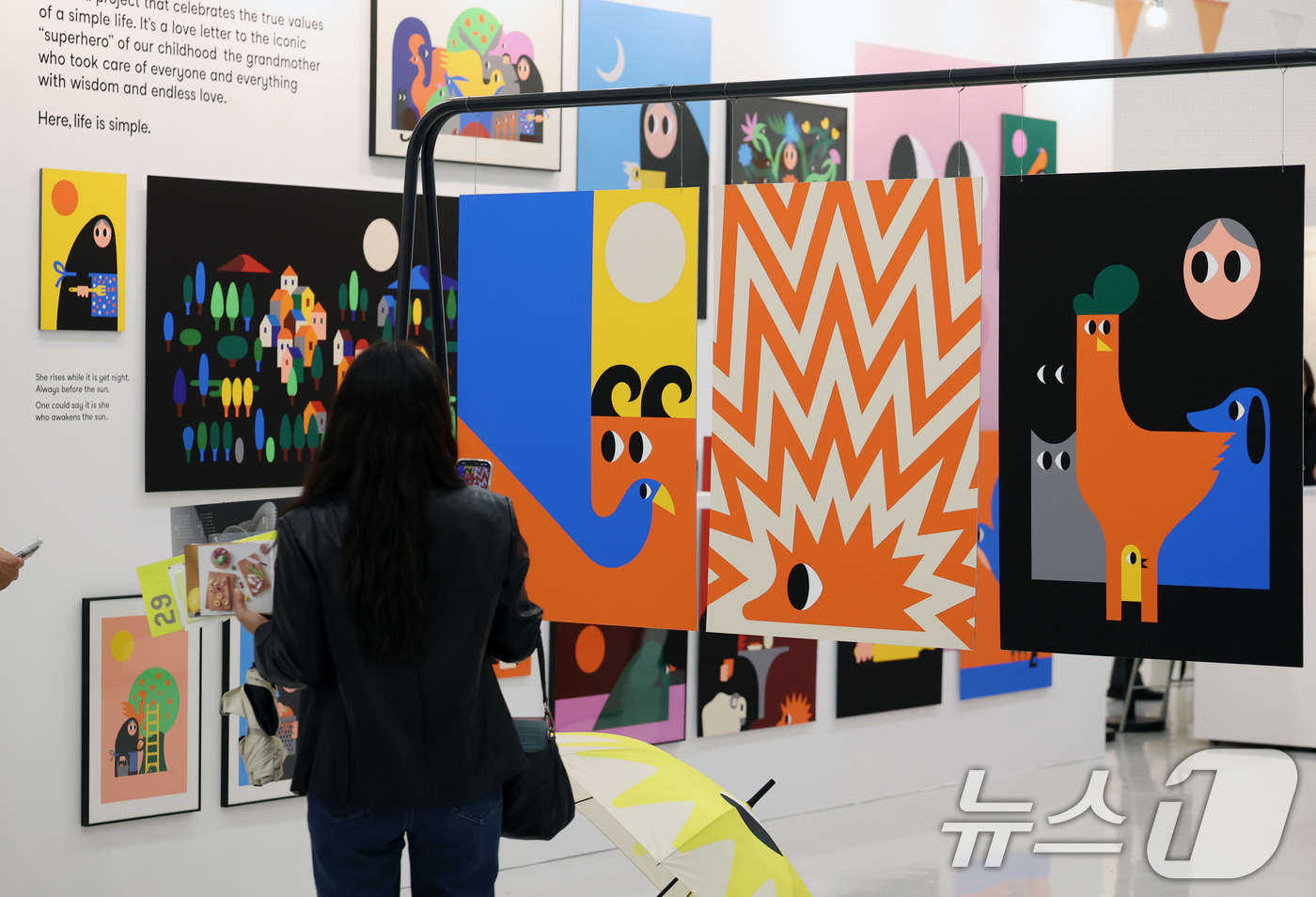 (서울=뉴스1) 오대일 기자 = 15일 서울 동대문구 동대문디자인플라자(DDP)에서 막을 올린 '서울디자인위크 2025’에서 방문객들이 전시 부스를 관람하고 있다. '디자인, 디자 …