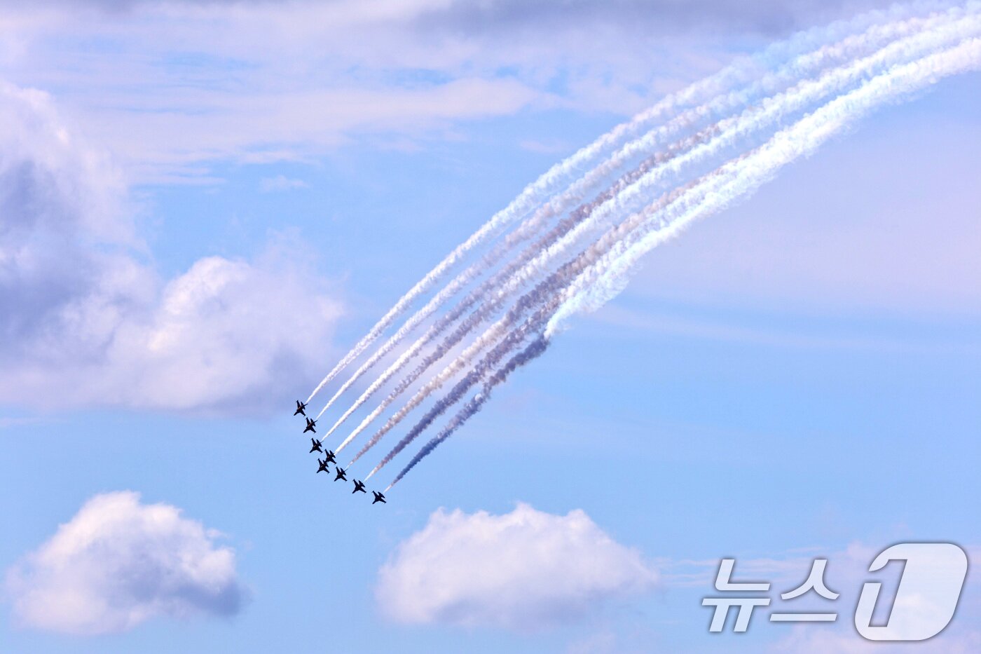 본문 이미지 - 공군 특수비행팀 블랙이글스 편대가 15일 경기 성남시 서울공항 일대에서 국제 항공우주 및 방위산업 전시회&#40;ADEX&#41;를 앞두고 에어쇼 사전연습 비행을 하고 있다. 2025.10.15/뉴스1 ⓒ News1 구윤성 기자