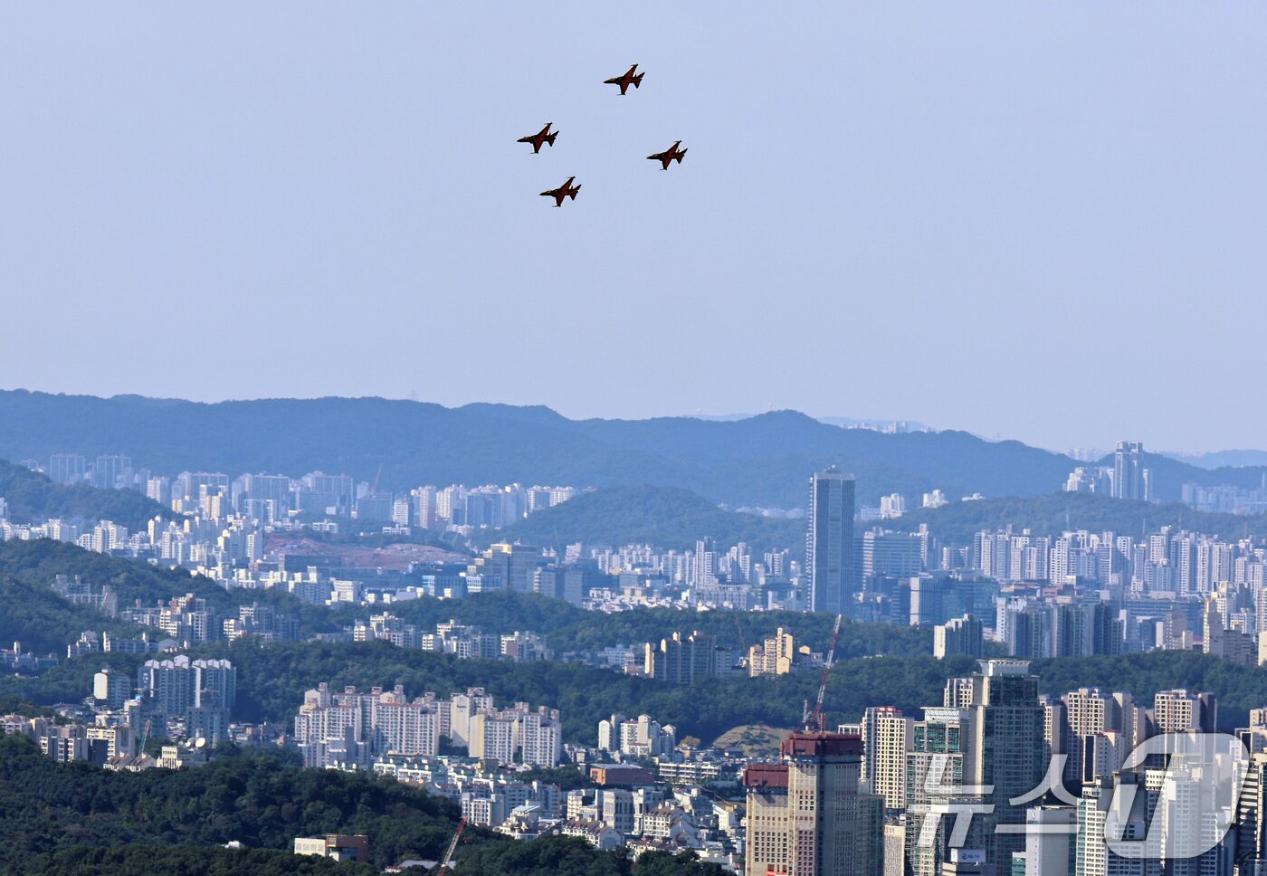 본문 이미지 - 공군 특수비행팀 블랙이글스 편대가 15일 경기 성남시 서울공항 일대에서 국제 항공우주 및 방위산업 전시회&#40;ADEX&#41;를 앞두고 에어쇼 사전연습 비행을 하고 있다. 2025.10.15/뉴스1 ⓒ News1 구윤성 기자
