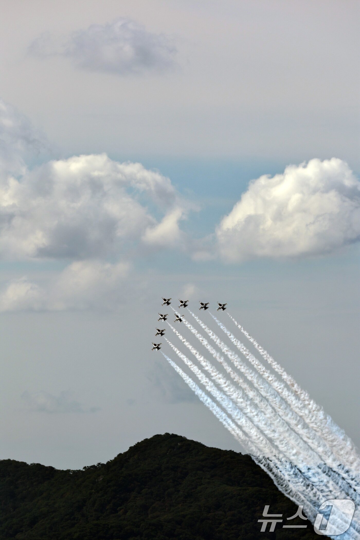 본문 이미지 - 공군 특수비행팀 블랙이글스 편대가 15일 경기 성남시 서울공항 일대에서 국제 항공우주 및 방위산업 전시회&#40;ADEX&#41;를 앞두고 에어쇼 사전연습 비행을 하고 있다. 2025.10.15/뉴스1 ⓒ News1 구윤성 기자