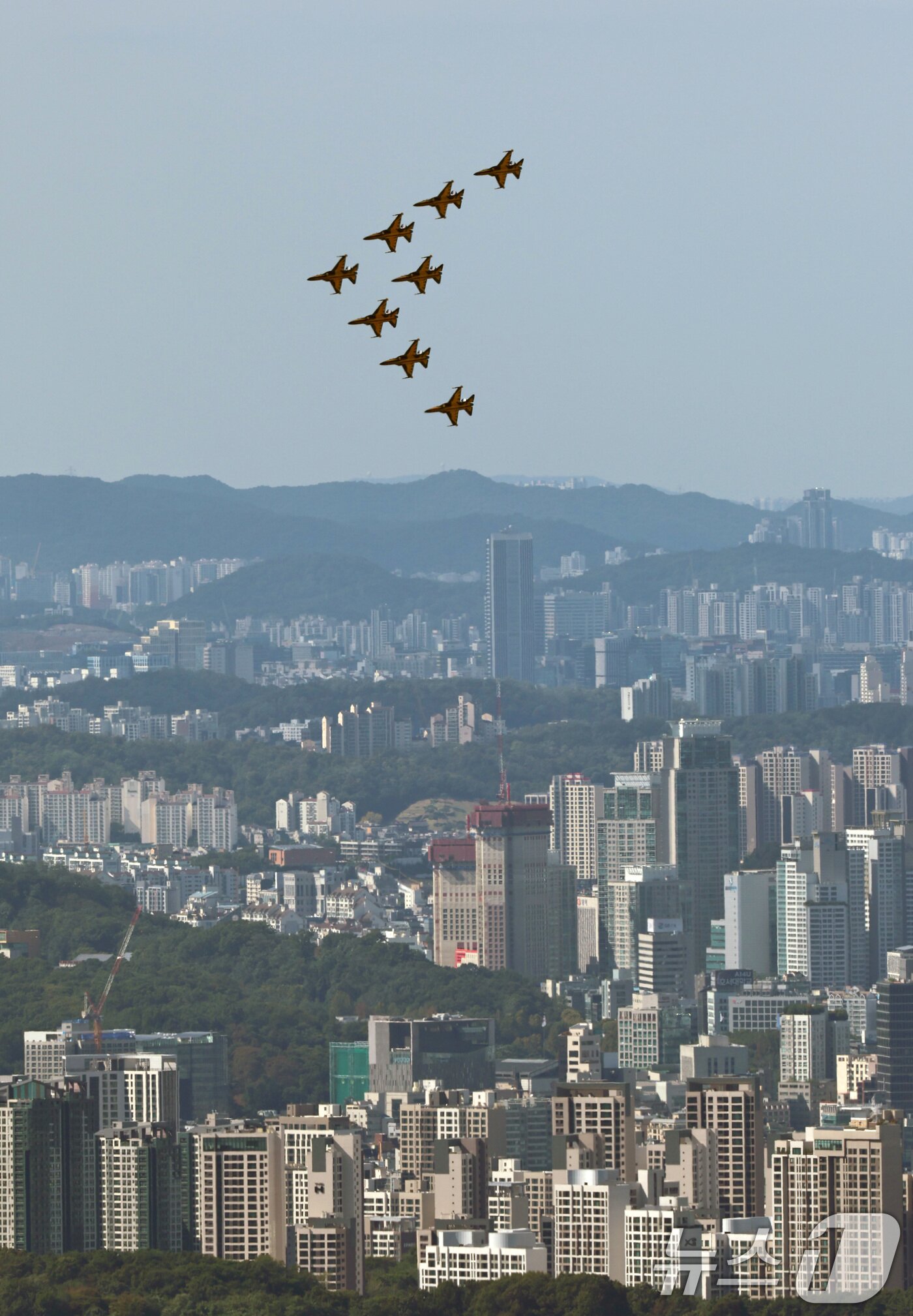 본문 이미지 - 공군 특수비행팀 블랙이글스 편대가 15일 경기 성남시 서울공항 일대에서 국제 항공우주 및 방위산업 전시회&#40;ADEX&#41;를 앞두고 에어쇼 사전연습 비행을 하고 있다. 2025.10.15/뉴스1 ⓒ News1 구윤성 기자