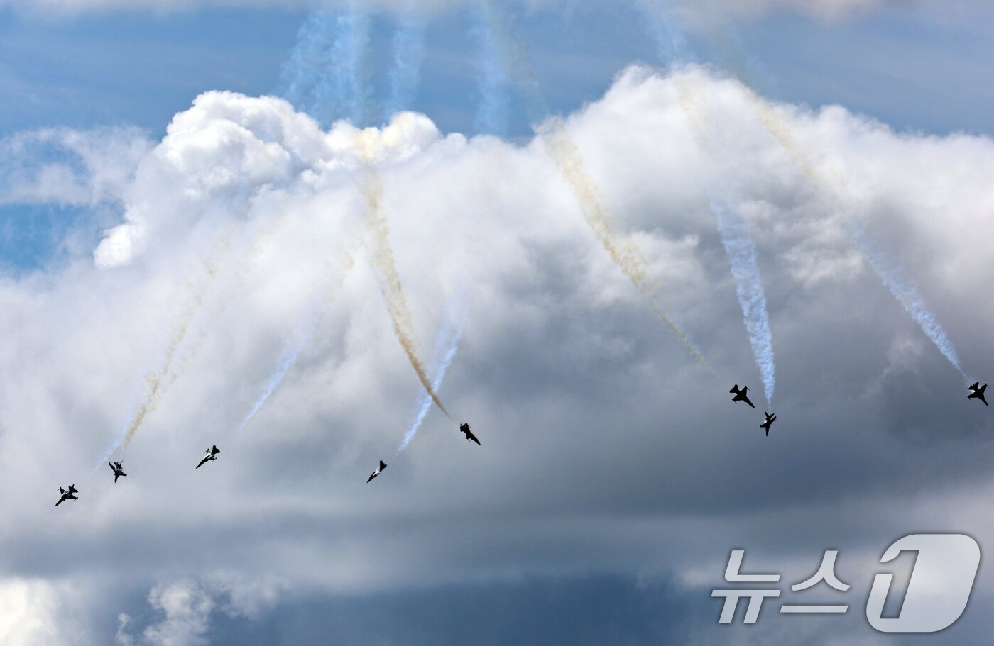 본문 이미지 - 공군 특수비행팀 블랙이글스 편대가 15일 경기 성남시 서울공항 일대에서 국제 항공우주 및 방위산업 전시회&#40;ADEX&#41;를 앞두고 에어쇼 사전연습 비행을 하고 있다. 2025.10.15/뉴스1 ⓒ News1 구윤성 기자